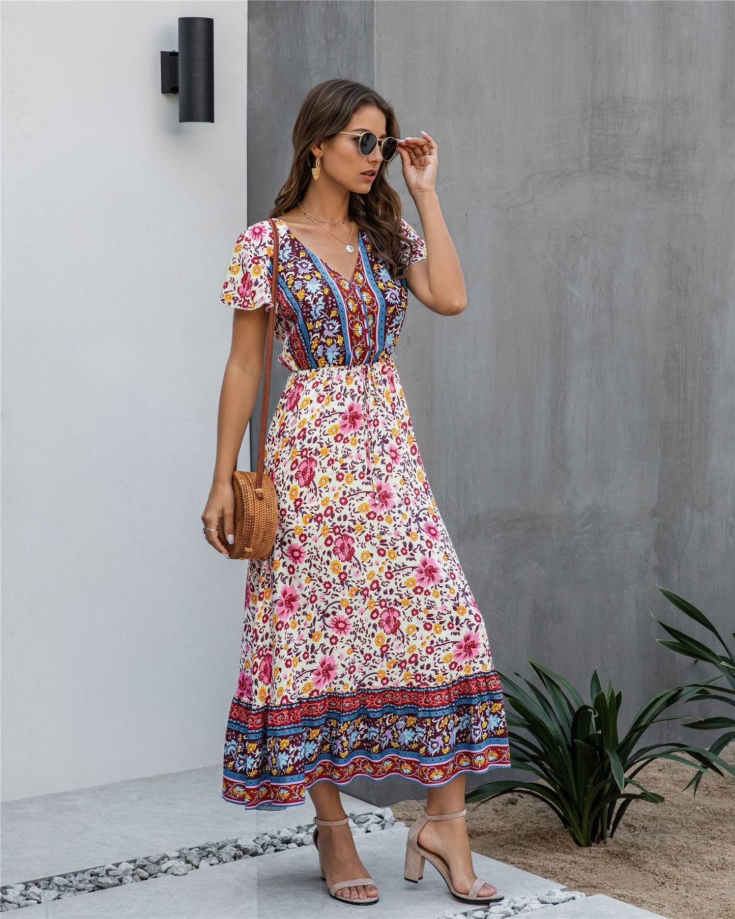 Vestido bohemio con flores y detalle de botones 