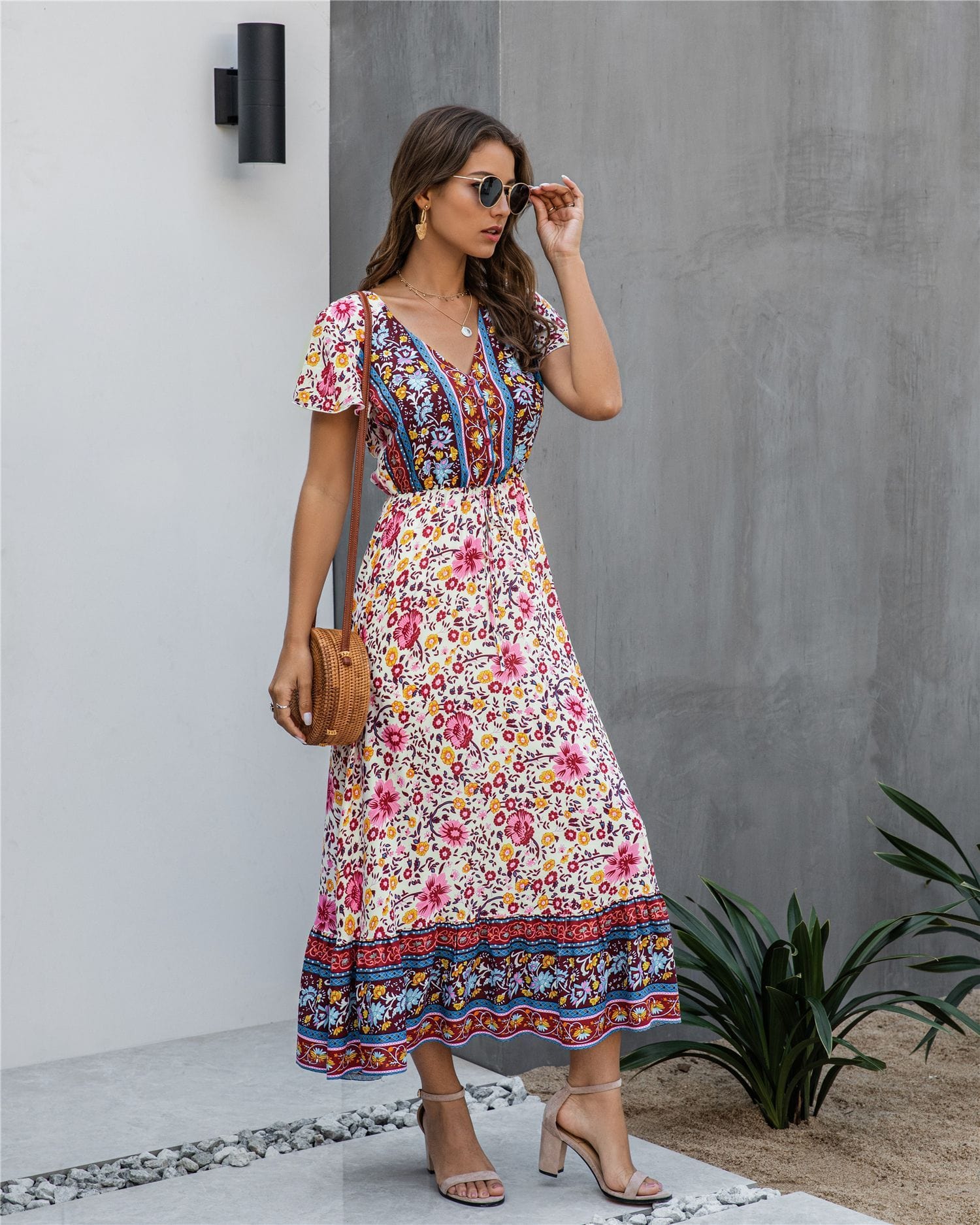 Vestido bohemio con flores y detalle de botones 