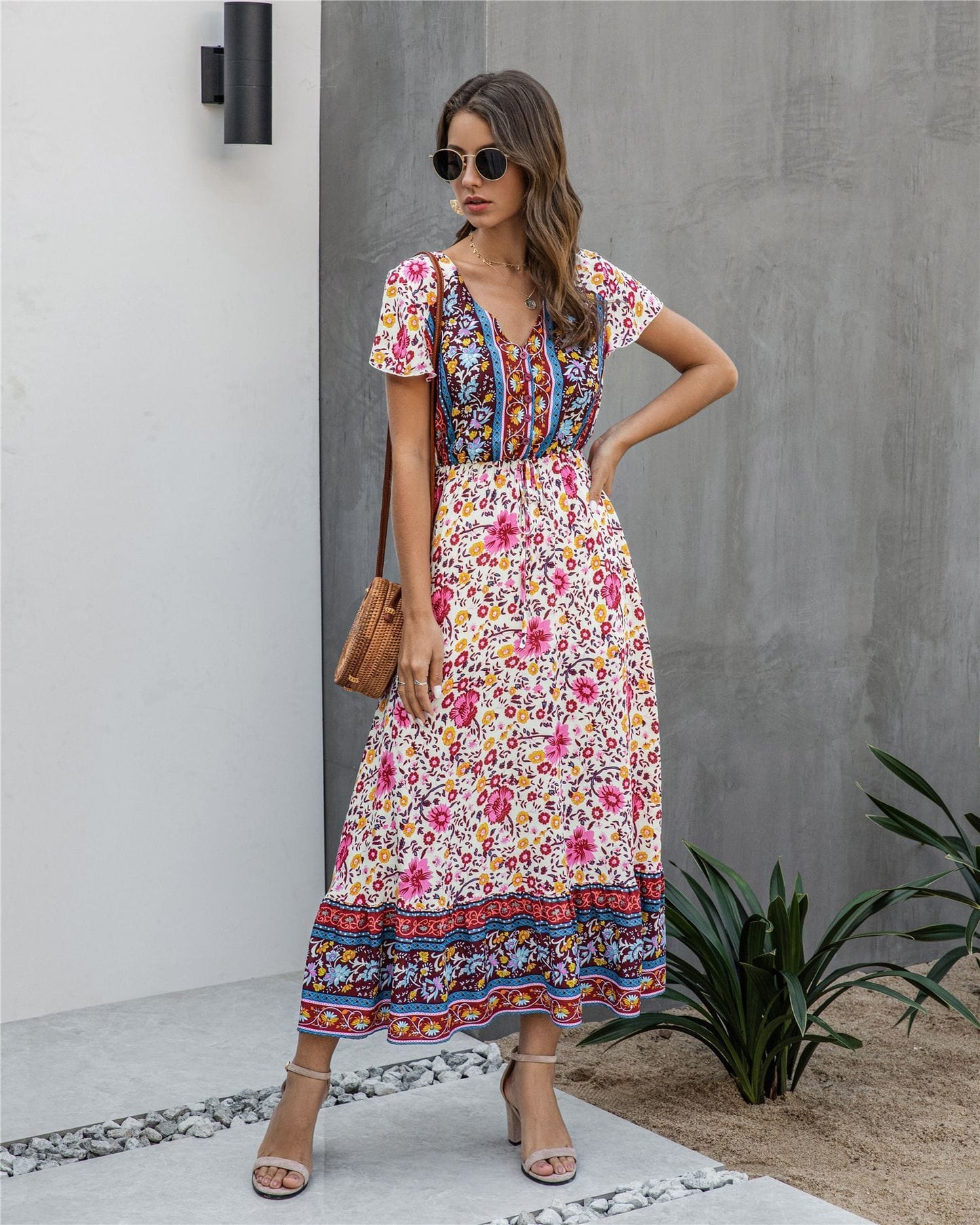 Vestido bohemio con flores y detalle de botones 
