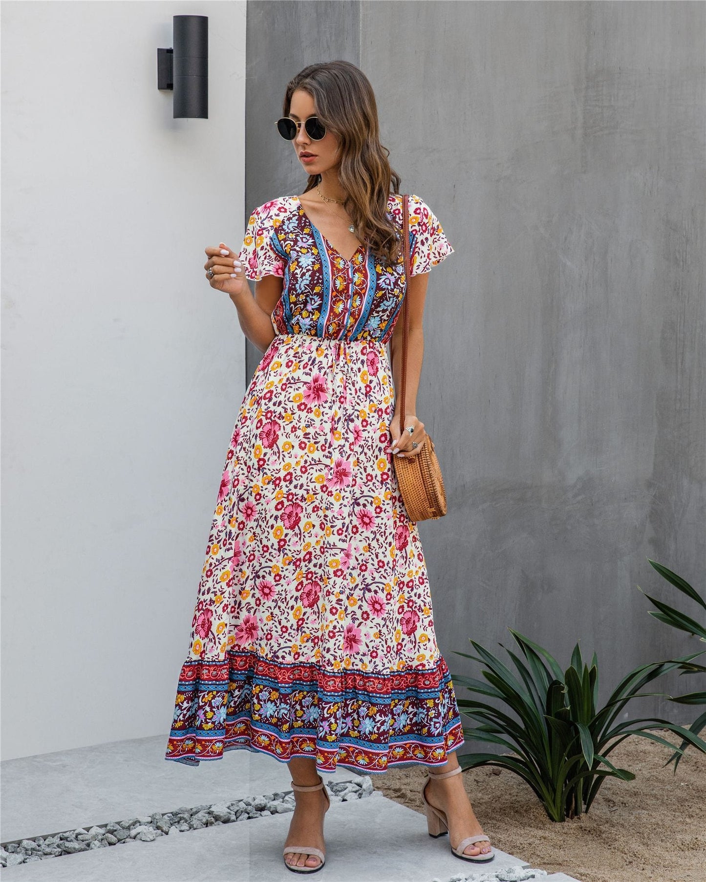 Vestido bohemio con flores y detalle de botones 