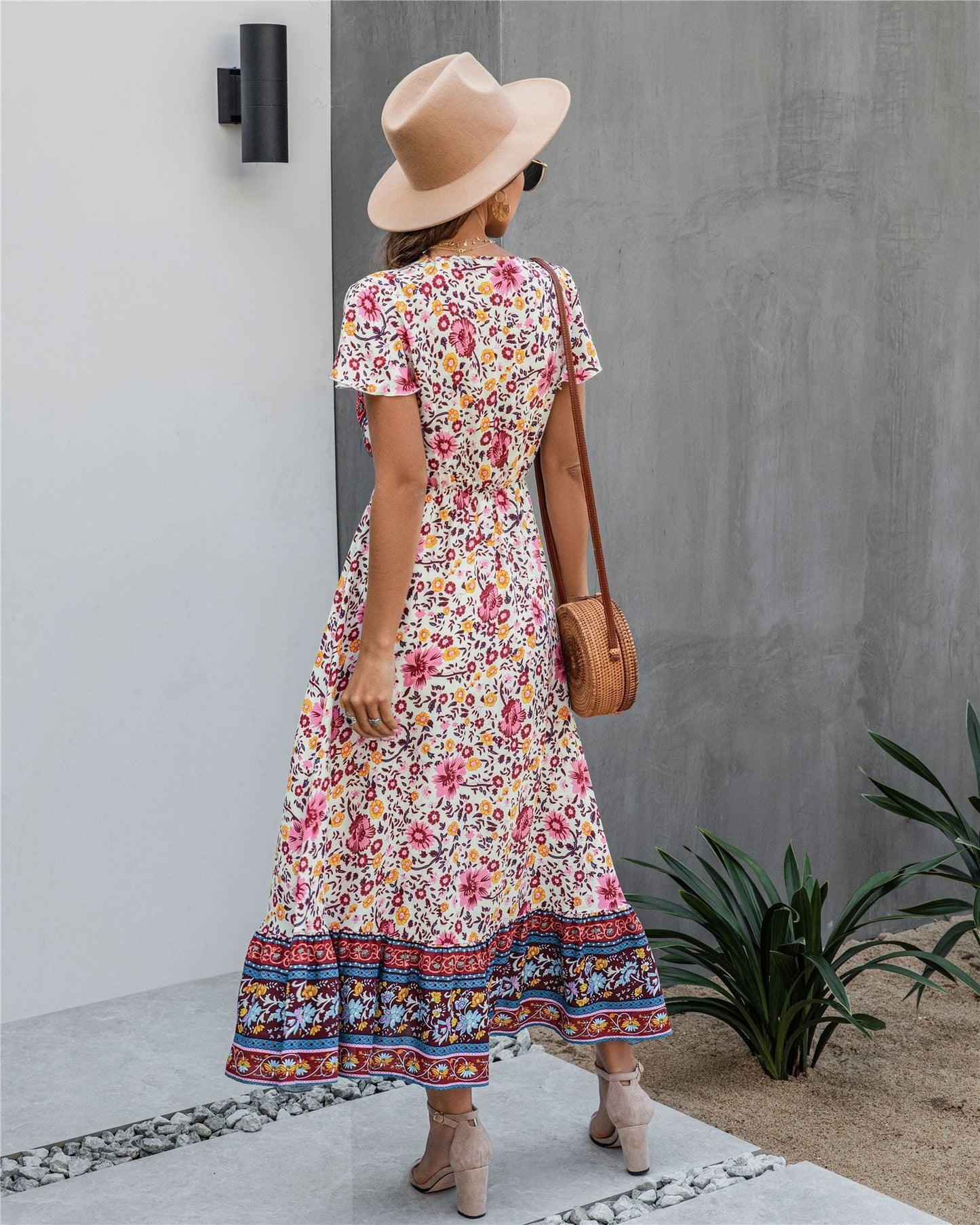 Vestido bohemio con flores y detalle de botones 