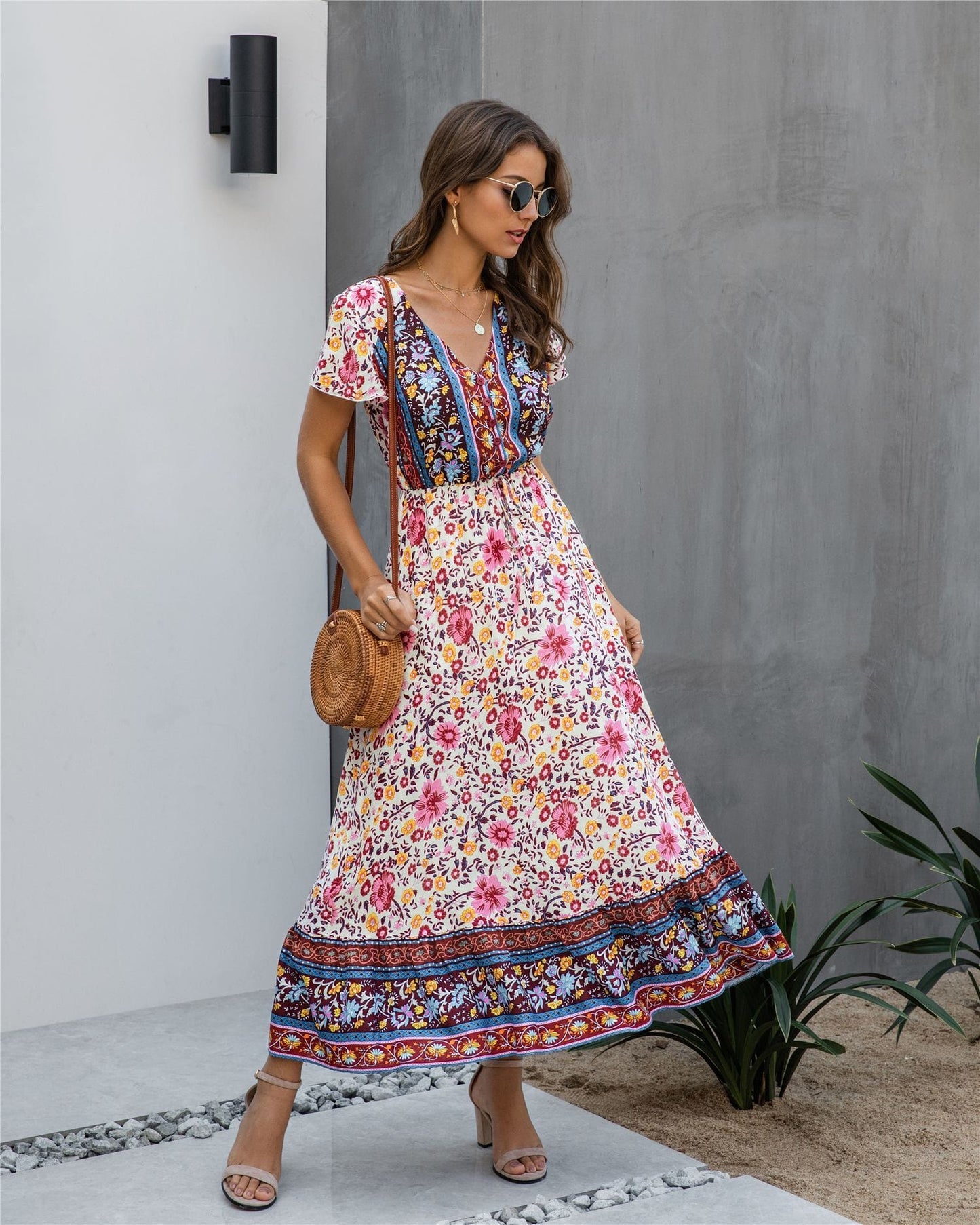 Vestido bohemio con flores y detalle de botones 