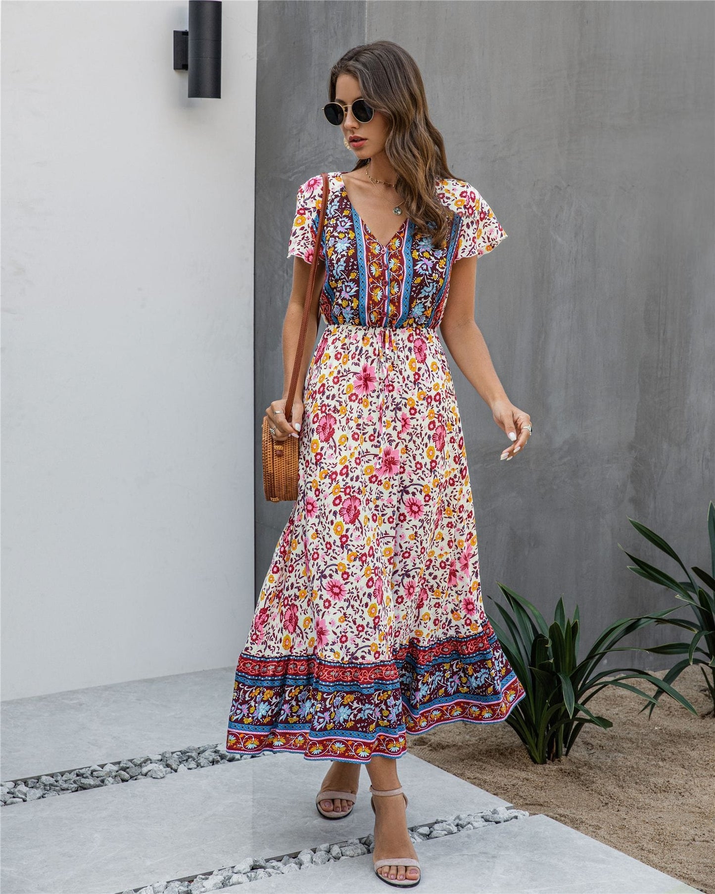 Vestido bohemio con flores y detalle de botones 