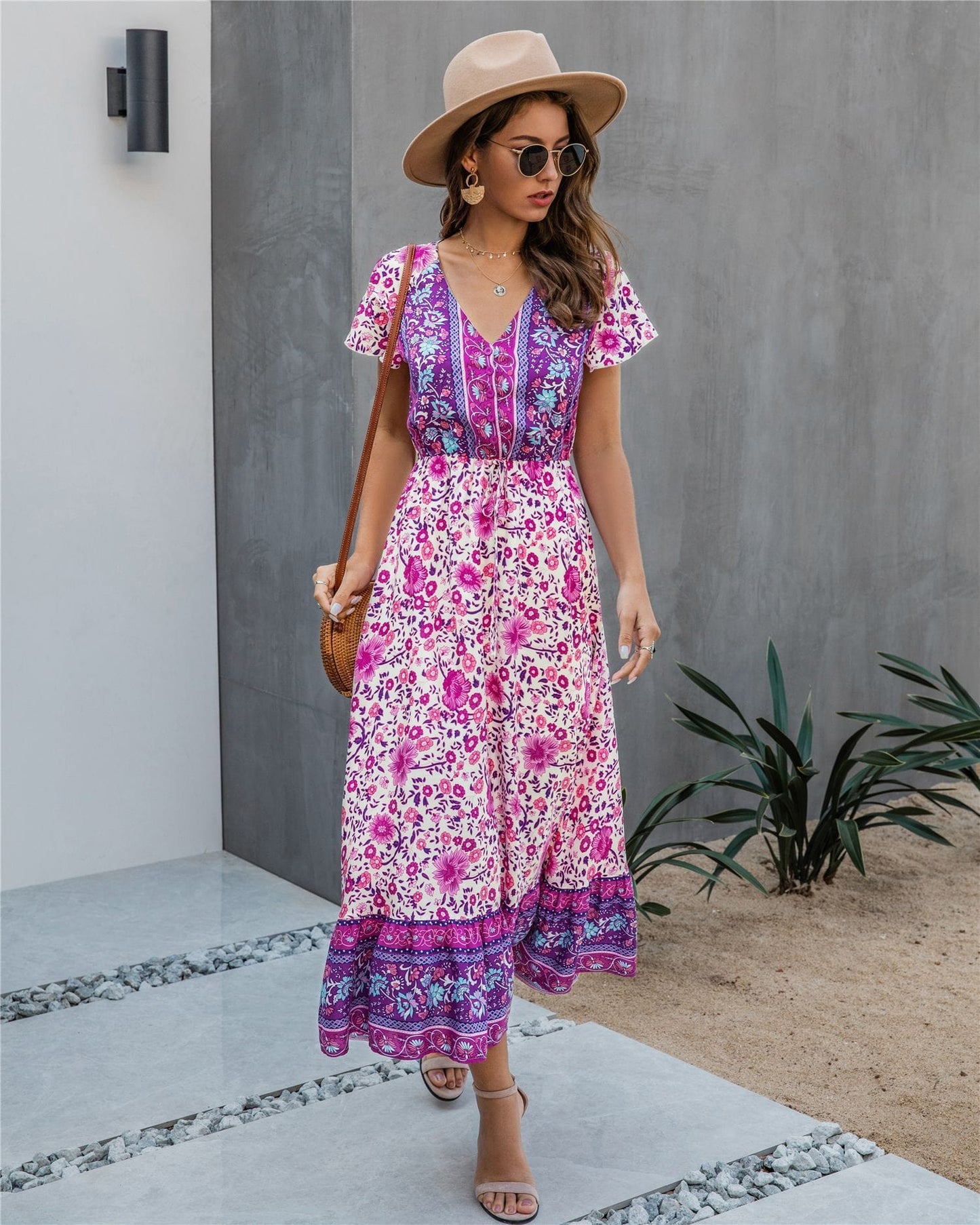 Vestido bohemio con flores y detalle de botones 