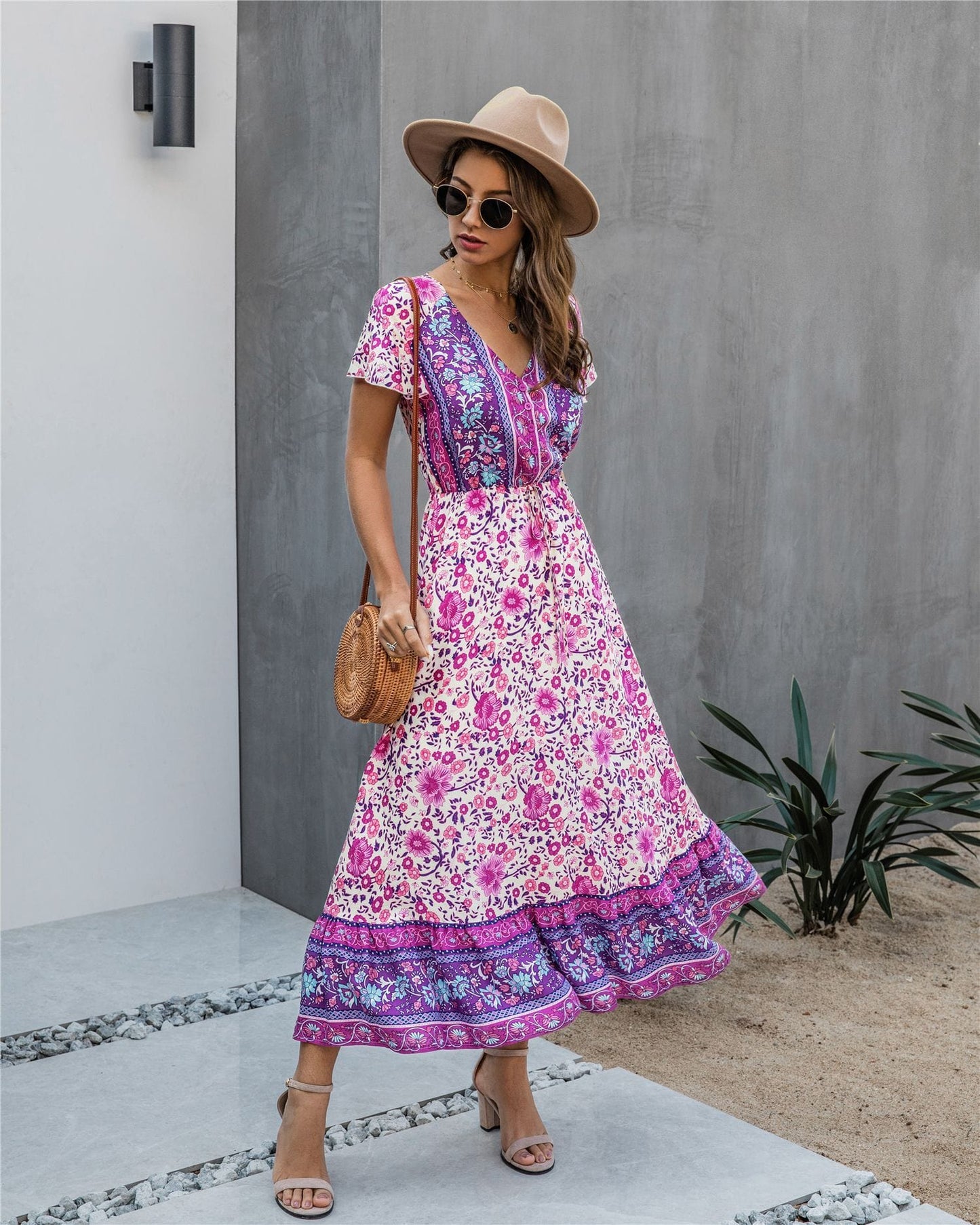 Vestido bohemio con flores y detalle de botones 