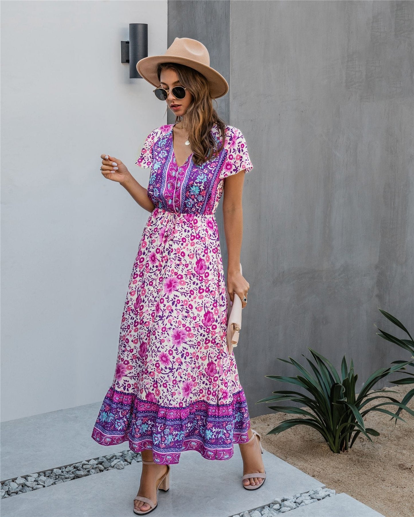 Vestido bohemio con flores y detalle de botones 