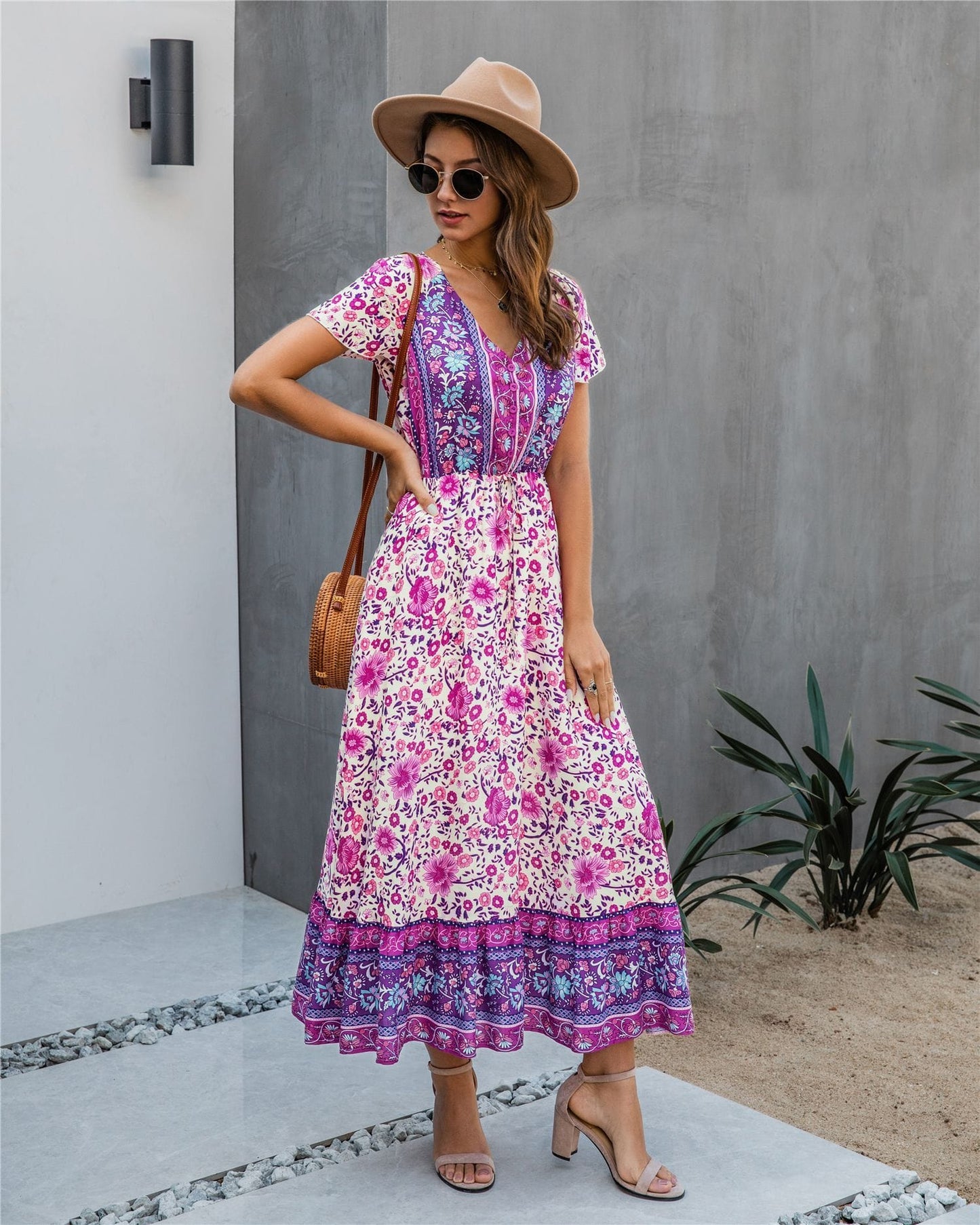 Vestido bohemio con flores y detalle de botones 