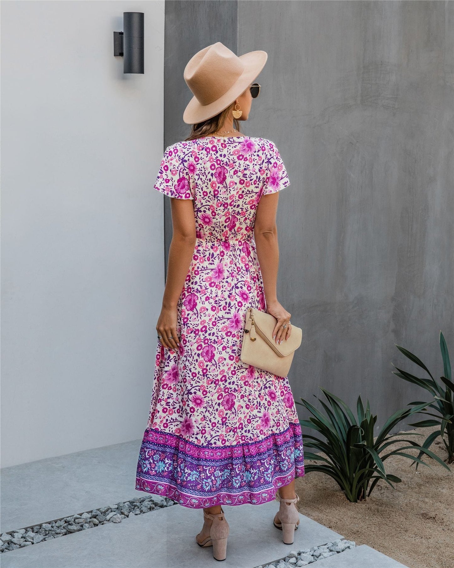 Vestido bohemio con flores y detalle de botones 