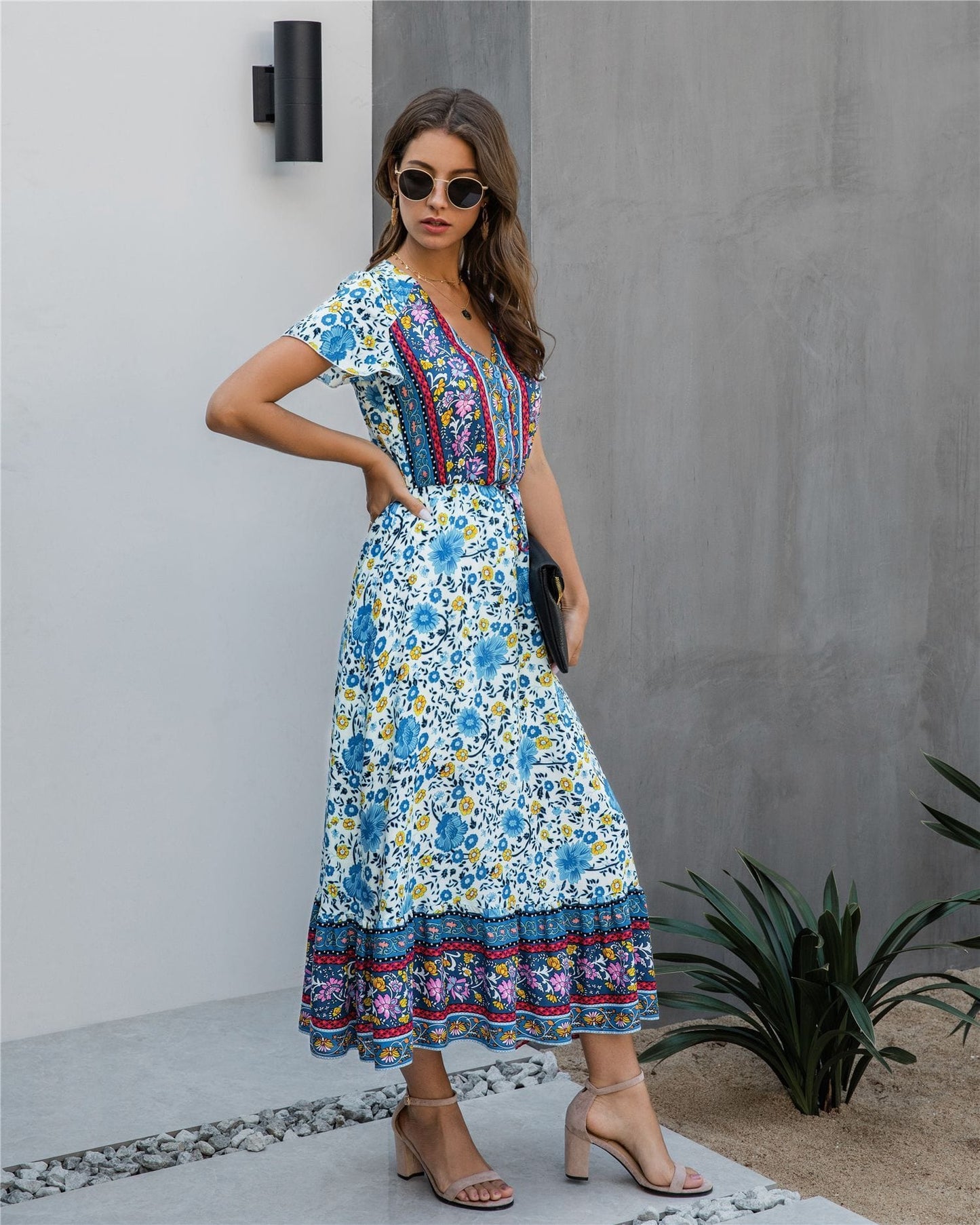 Vestido bohemio con flores y detalle de botones 