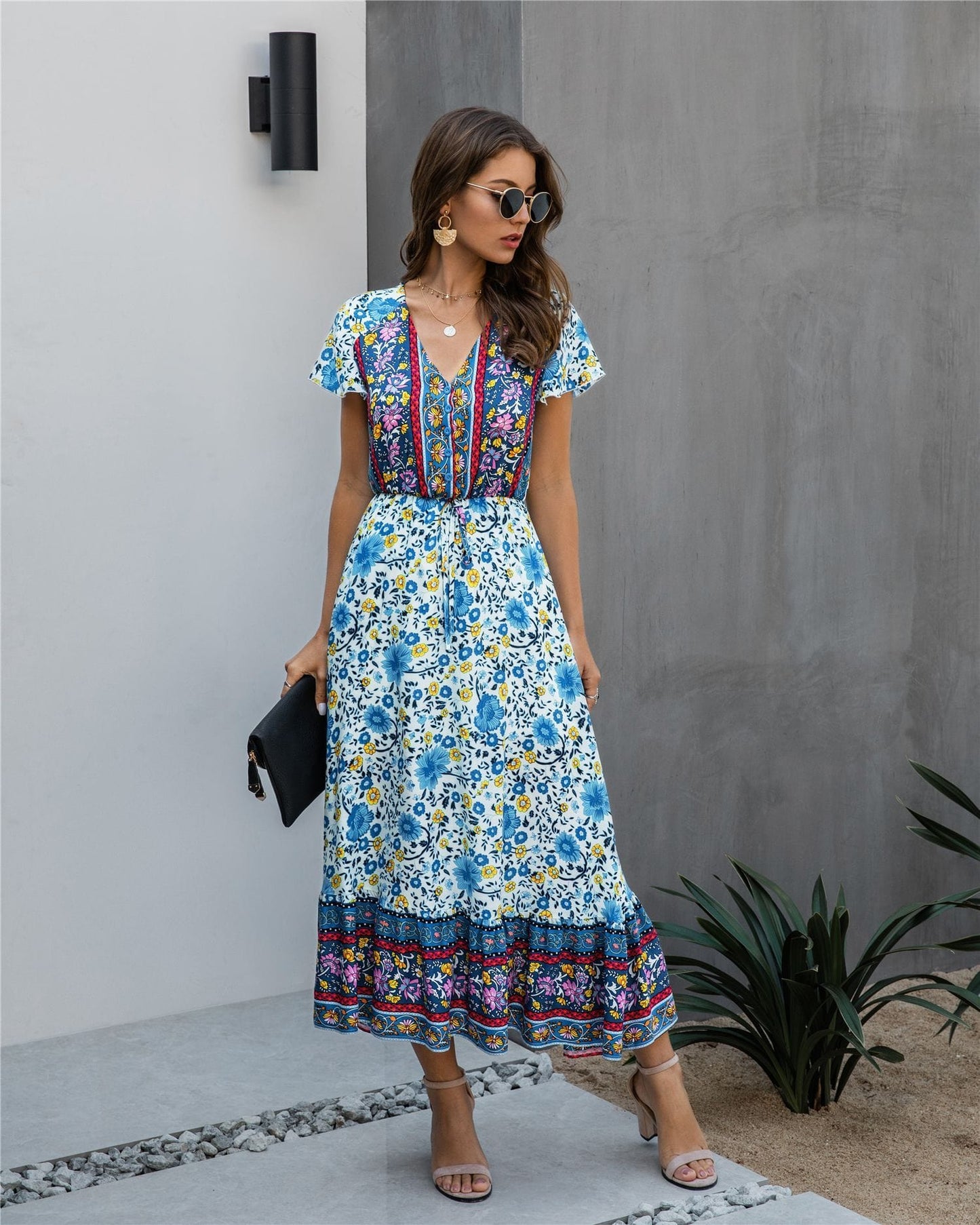 Vestido bohemio con flores y detalle de botones 