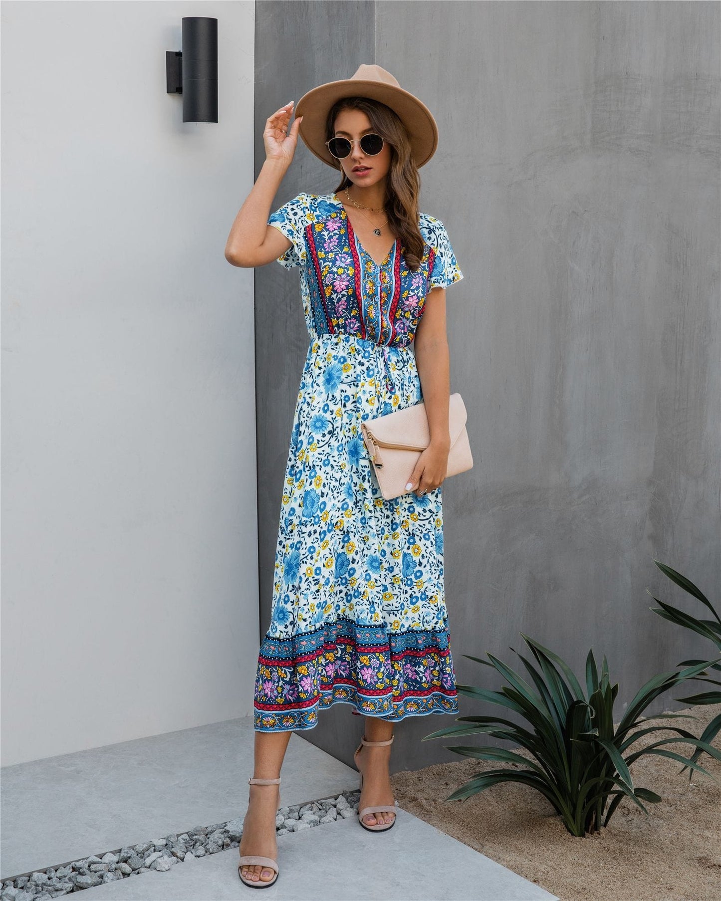 Vestido bohemio con flores y detalle de botones 