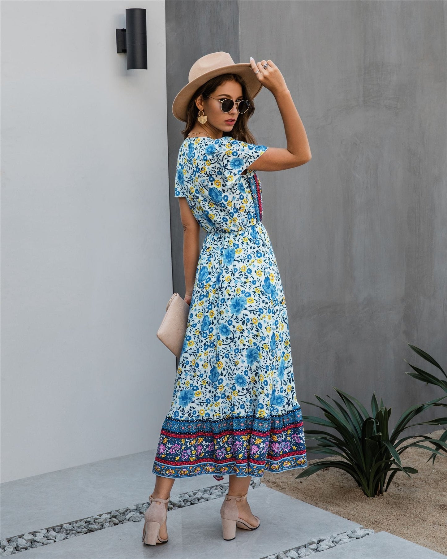 Vestido bohemio con flores y detalle de botones 