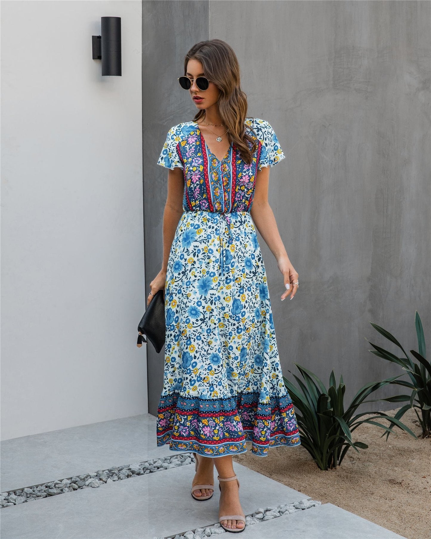 Vestido bohemio con flores y detalle de botones 