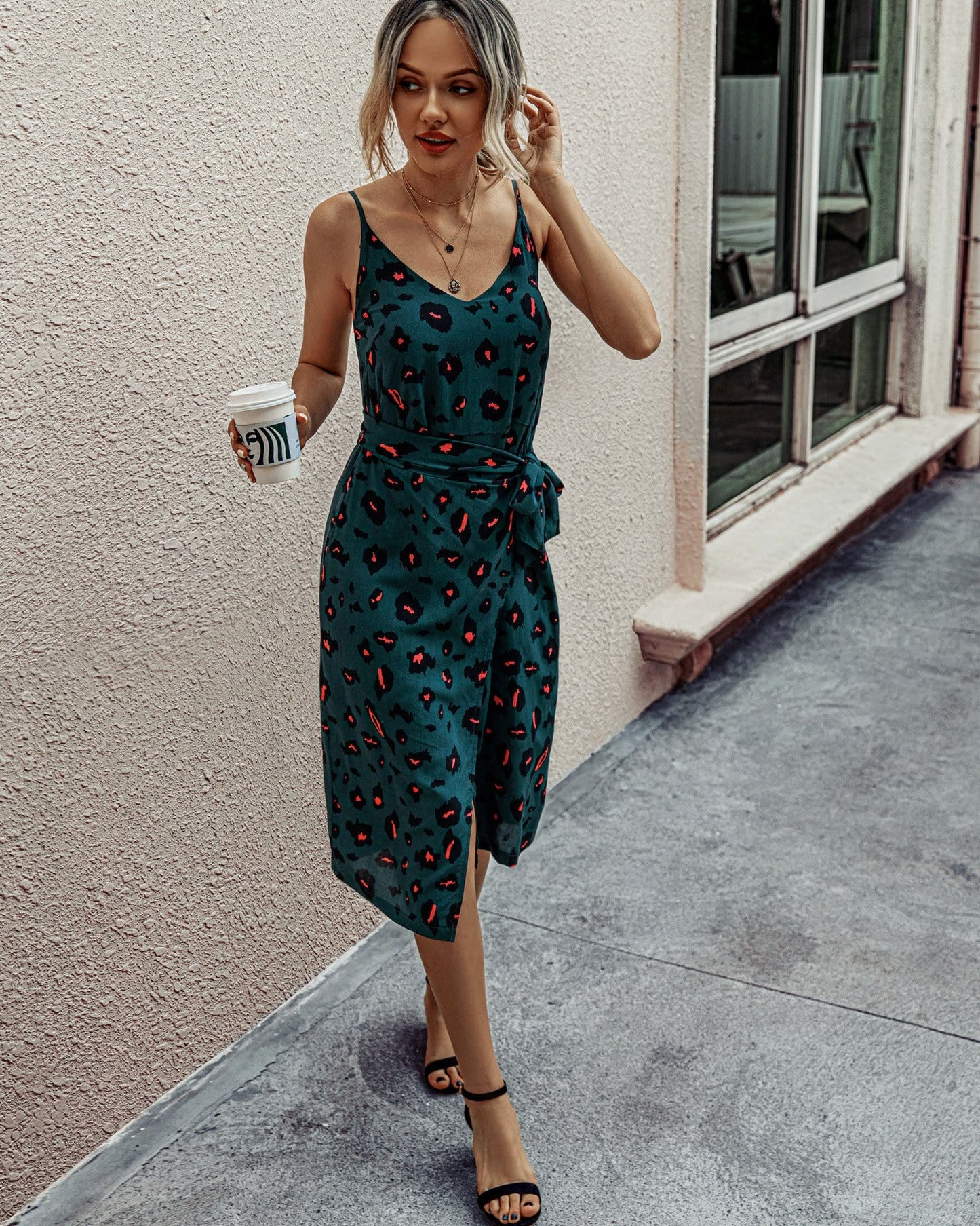 Vestido con cuello en V y estampado animal