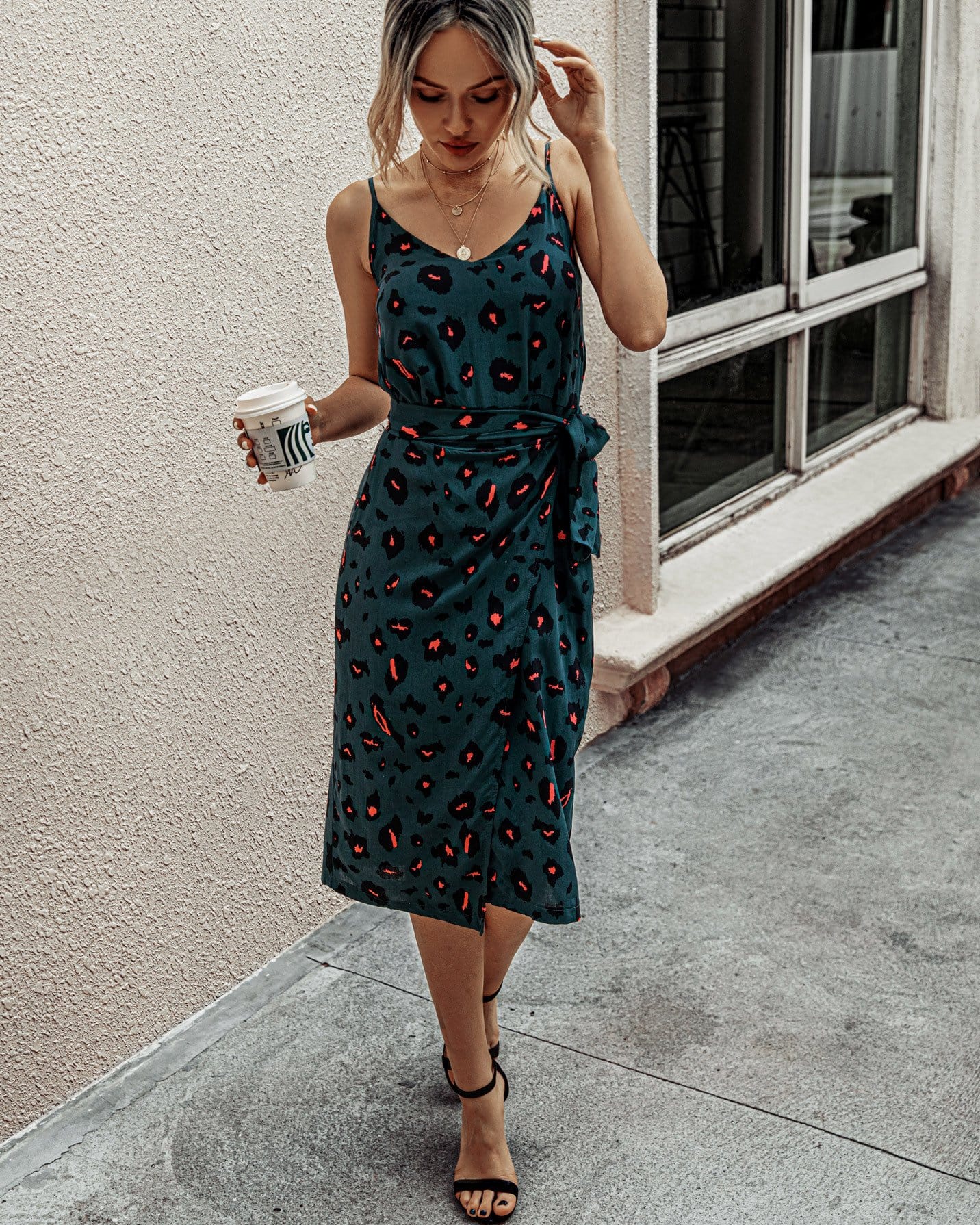 Vestido con cuello en V y estampado animal