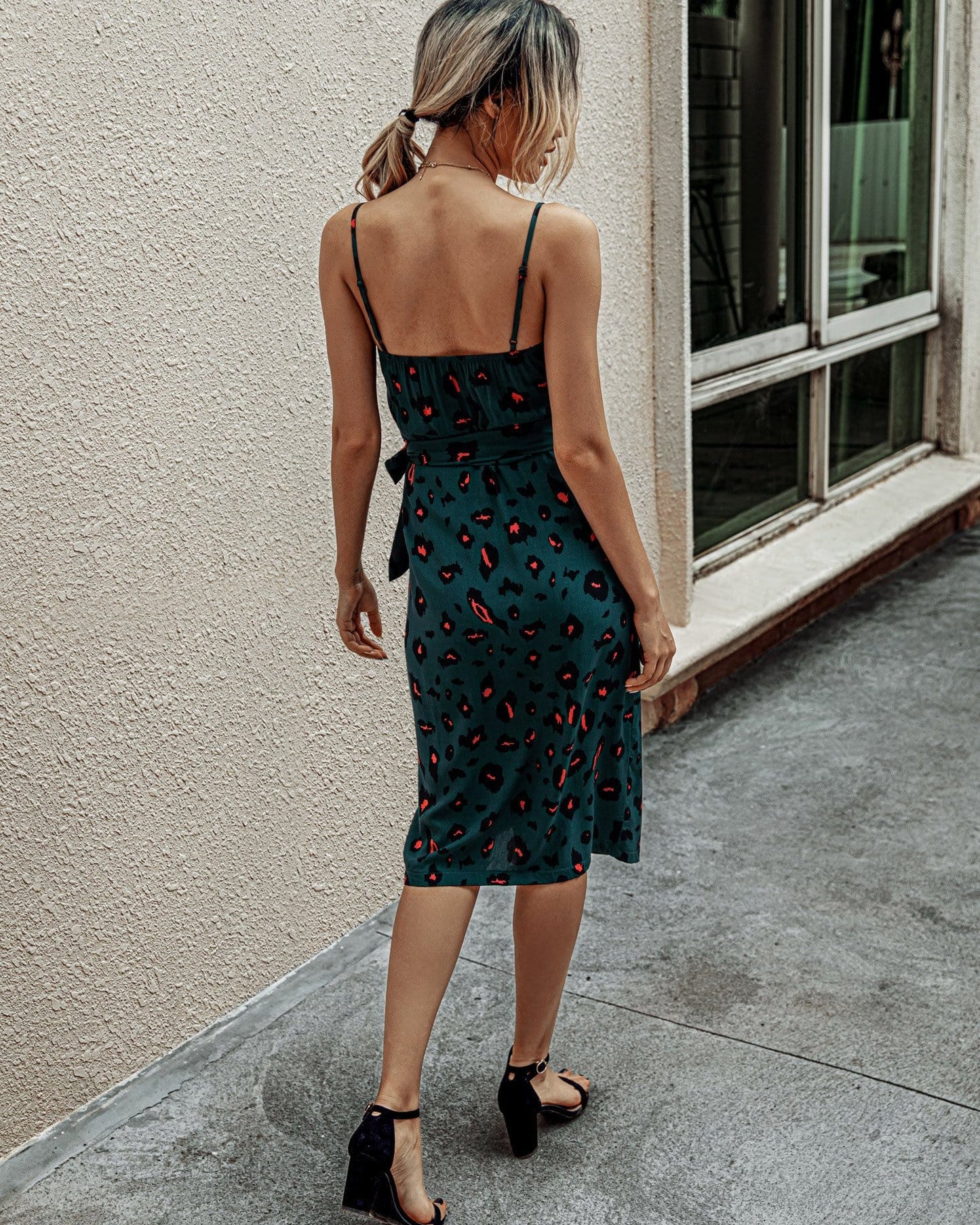 Vestido con cuello en V y estampado animal
