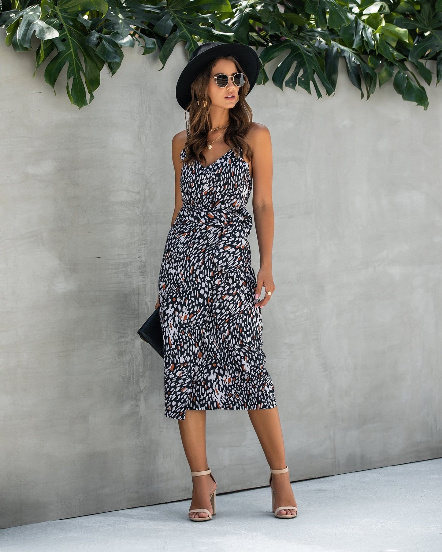 Vestido con cuello en V y estampado animal
