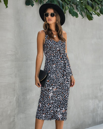 Vestido con cuello en V y estampado animal