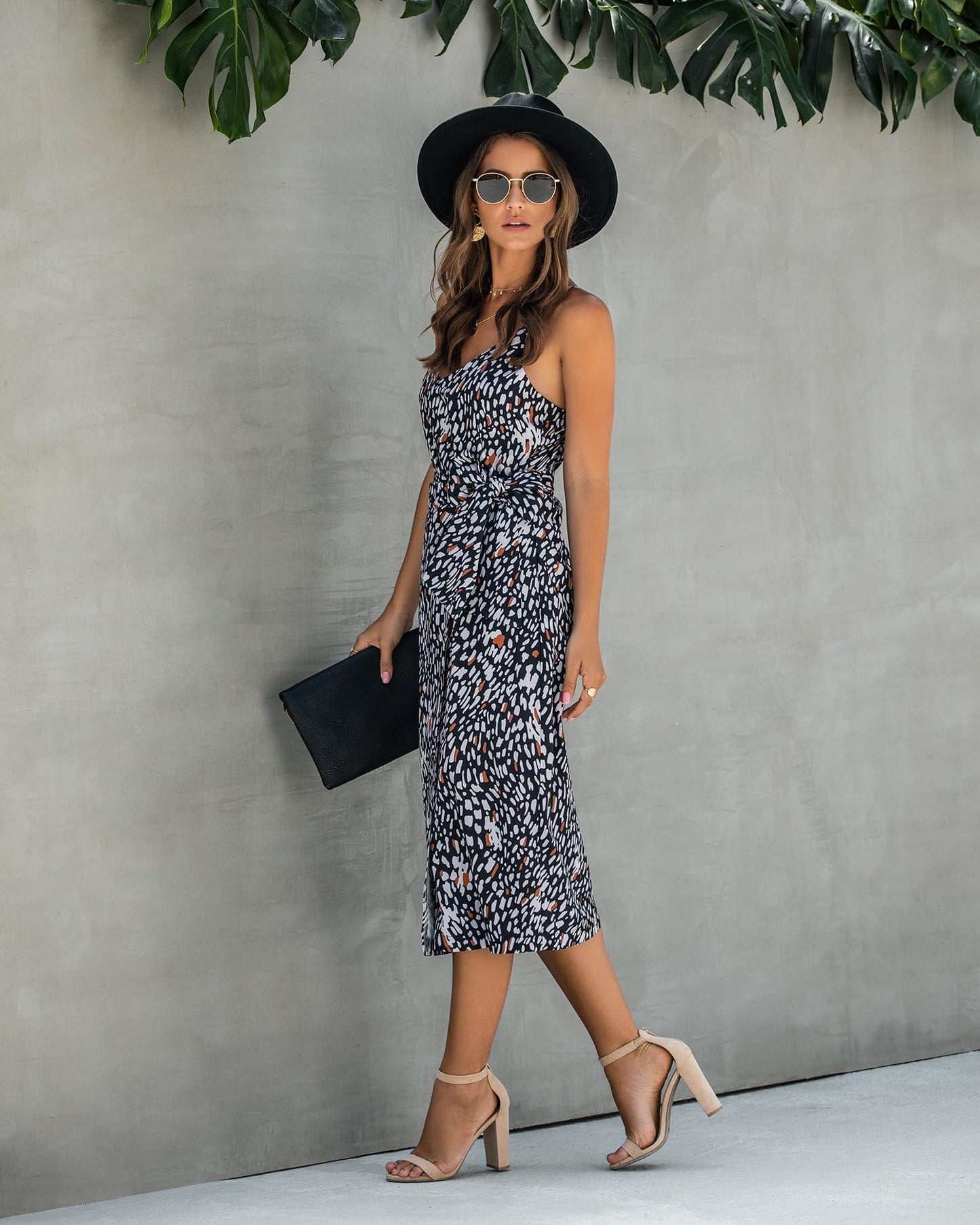 Vestido con cuello en V y estampado animal