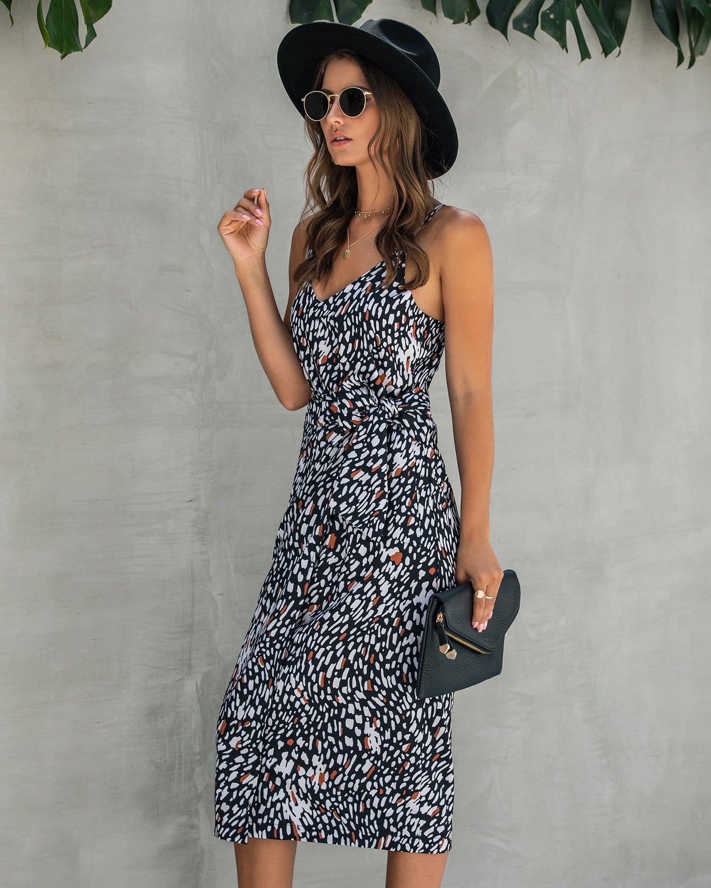Vestido con cuello en V y estampado animal