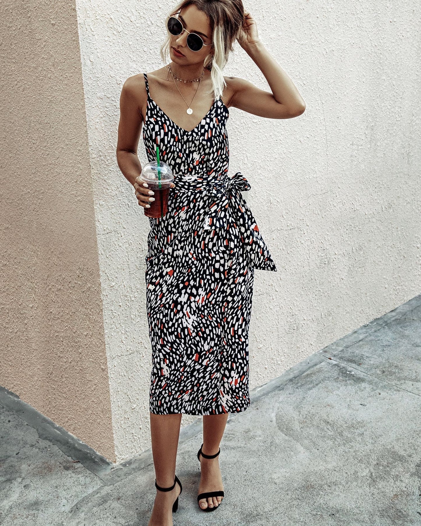 Vestido con cuello en V y estampado animal