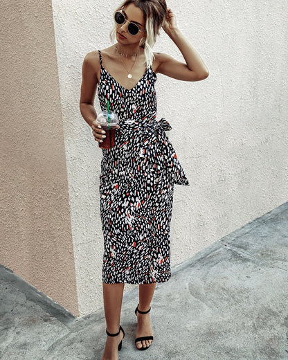 Vestido con cuello en V y estampado animal