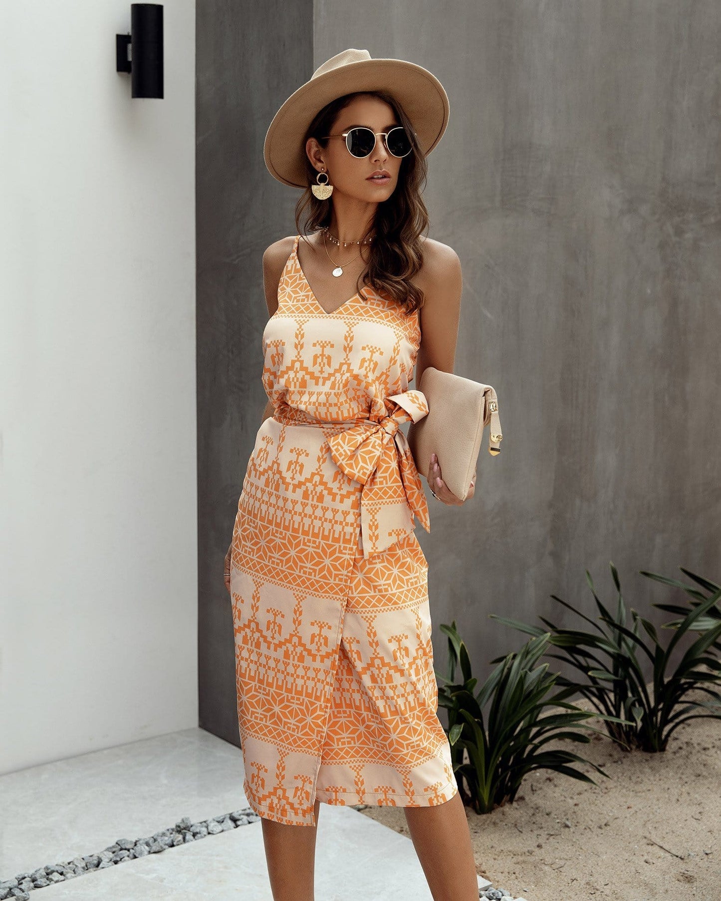 Vestido con cuello en V y estampado animal