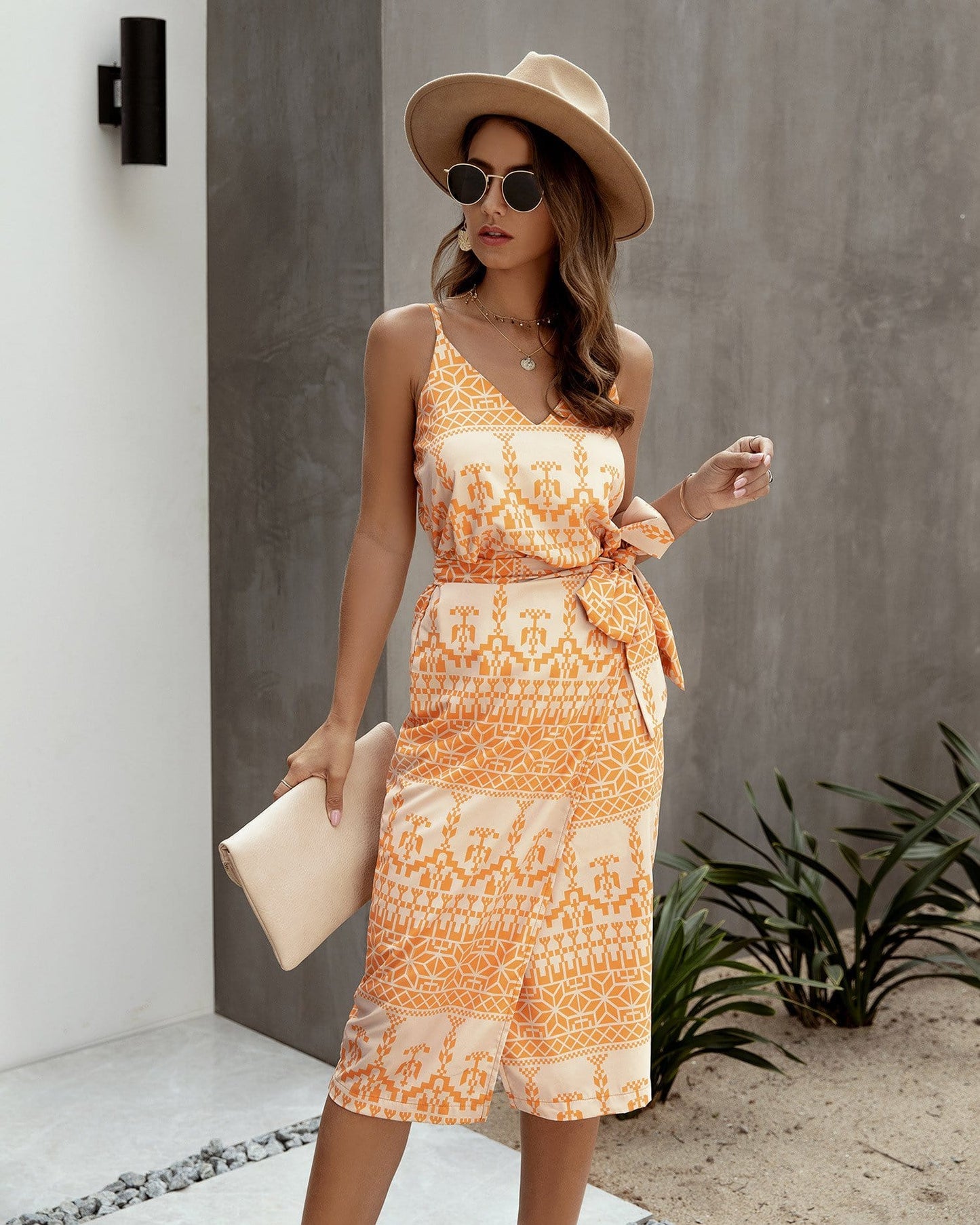 Vestido con cuello en V y estampado animal