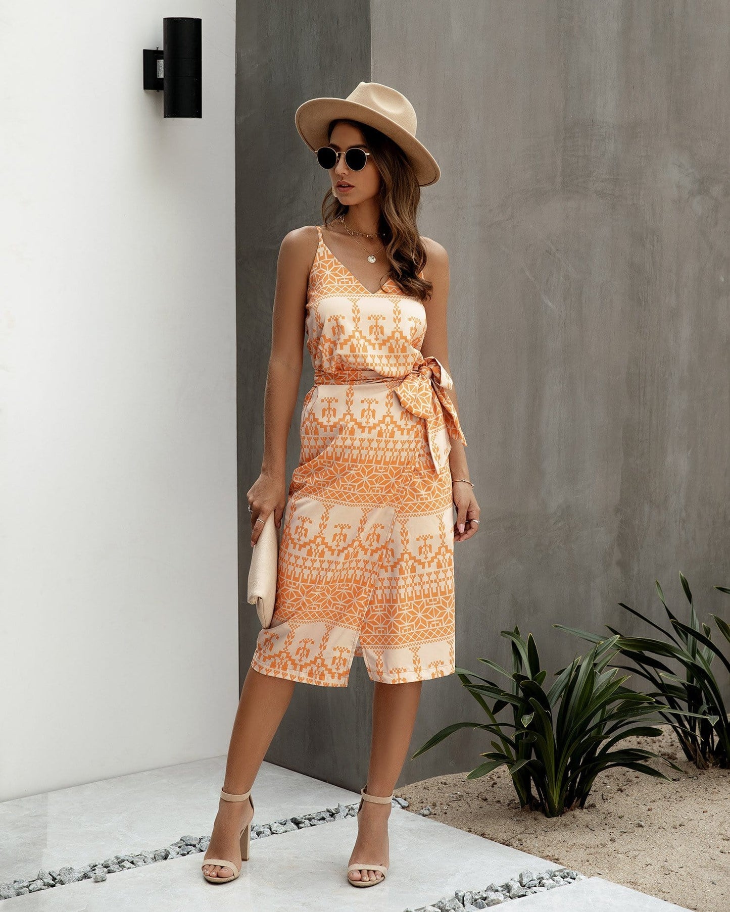 Vestido con cuello en V y estampado animal