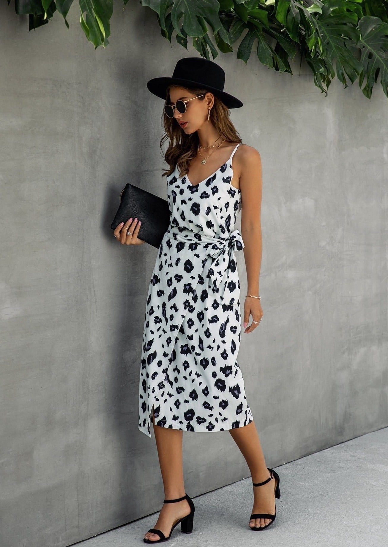 Vestido con cuello en V y estampado animal