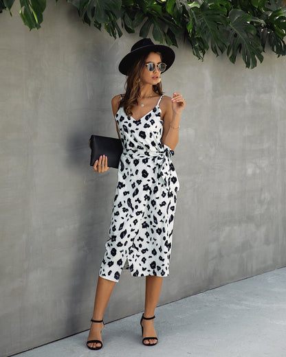 Vestido con cuello en V y estampado animal
