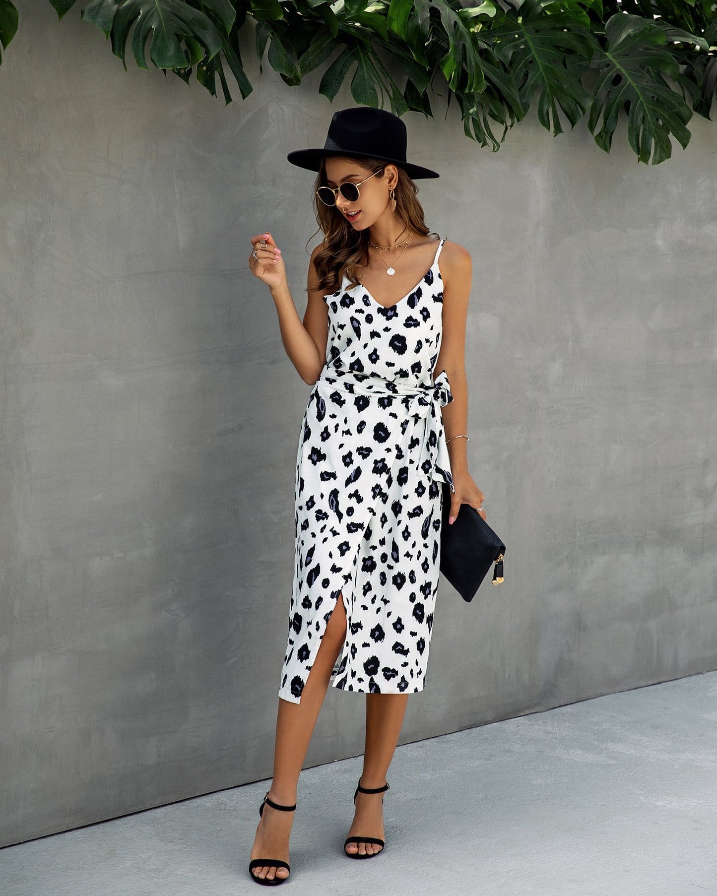 Vestido con cuello en V y estampado animal