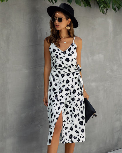 Vestido con cuello en V y estampado animal
