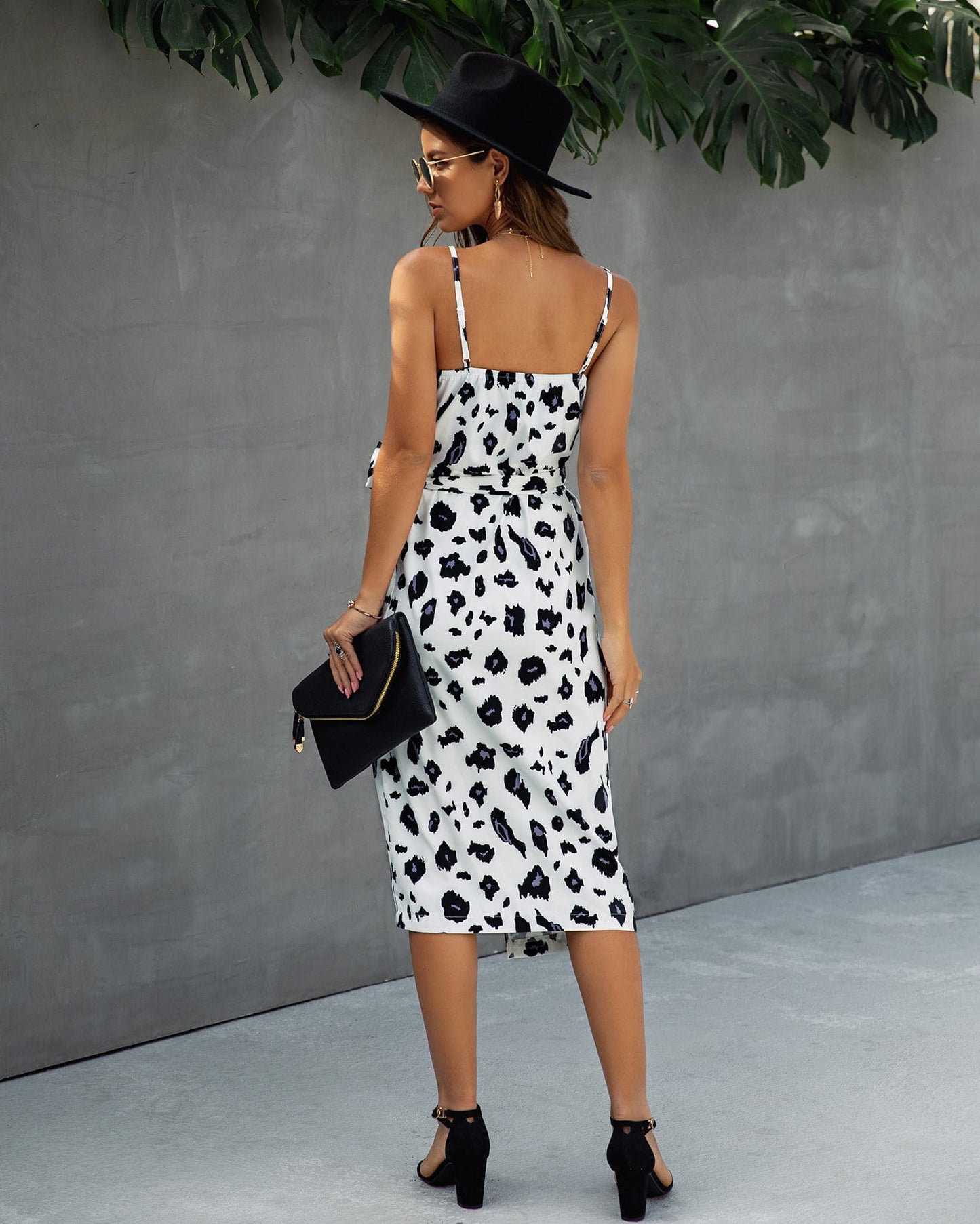 Vestido con cuello en V y estampado animal