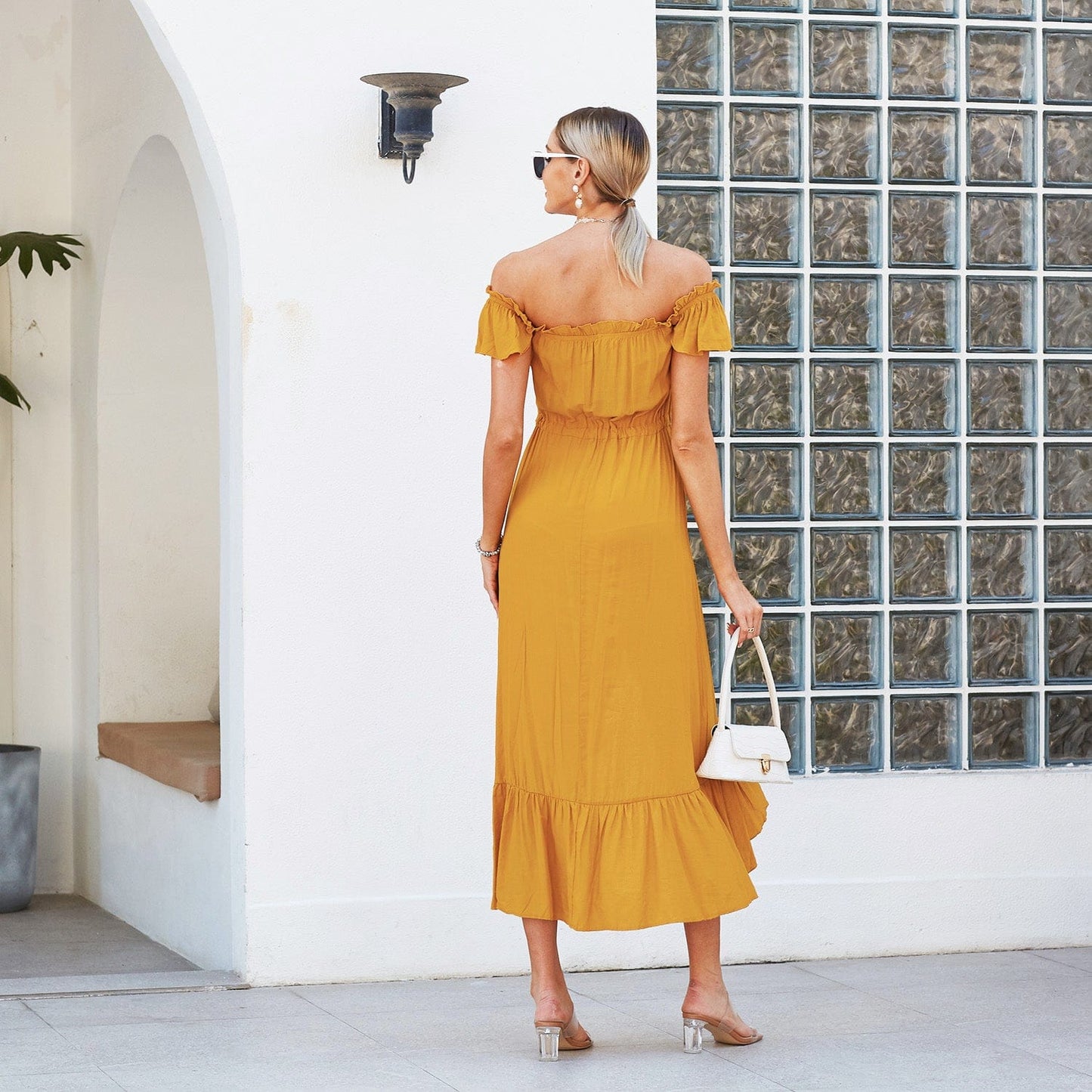 Vestido con botones y hombros descubiertos 