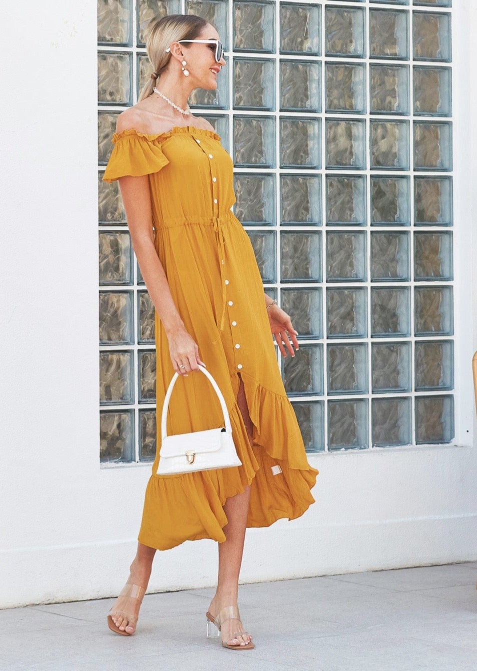 Vestido con botones y hombros descubiertos 