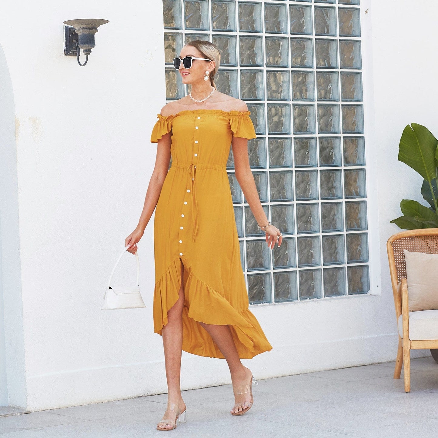 Vestido con botones y hombros descubiertos 