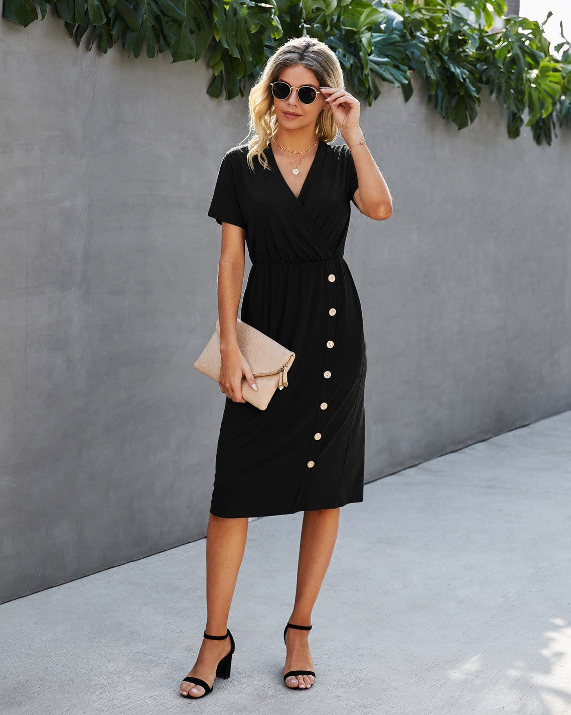 Vestido con detalle de botones y escote cruzado 