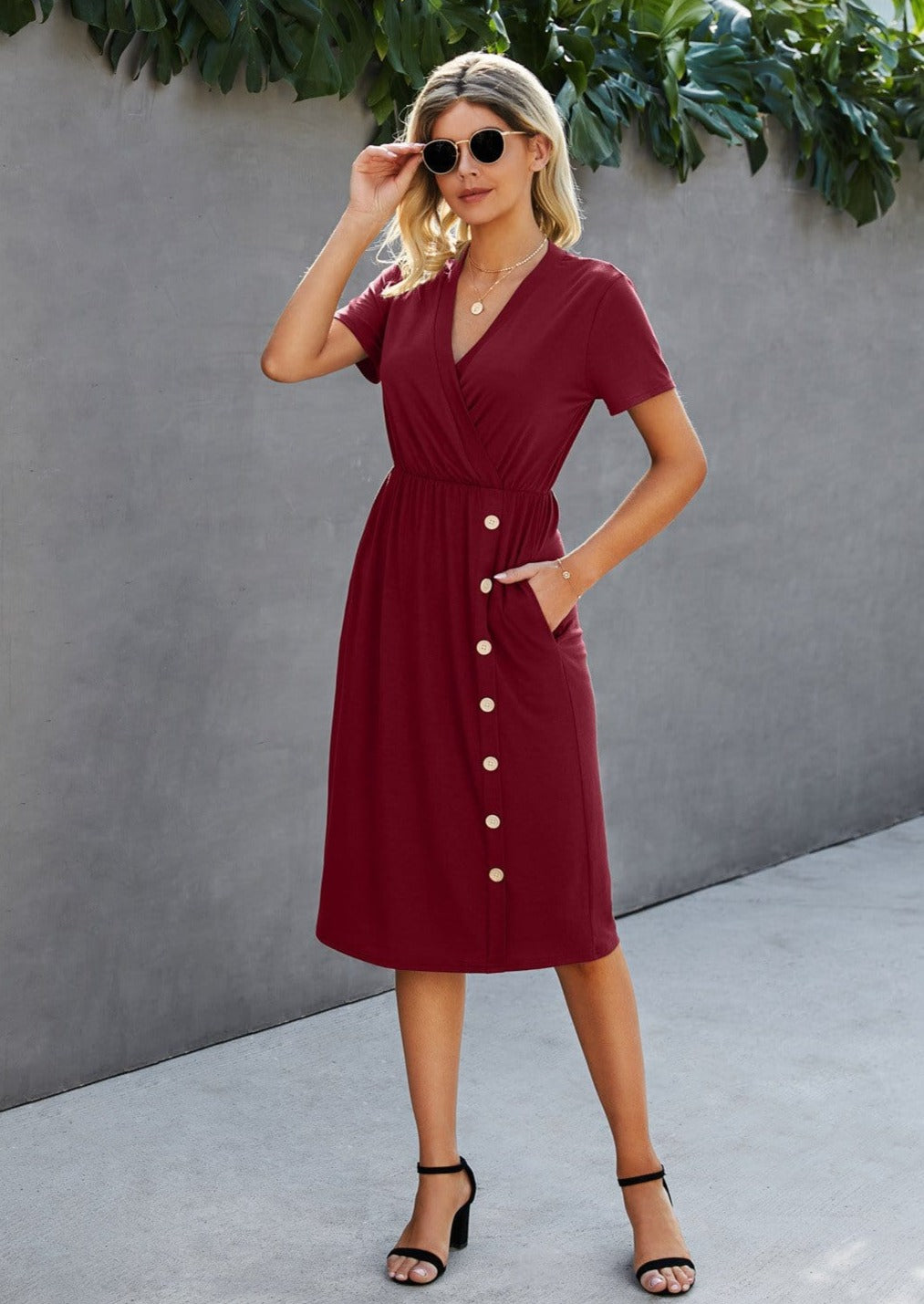 Vestido con detalle de botones y escote cruzado 