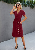 Vestido con detalle de botones y escote cruzado 