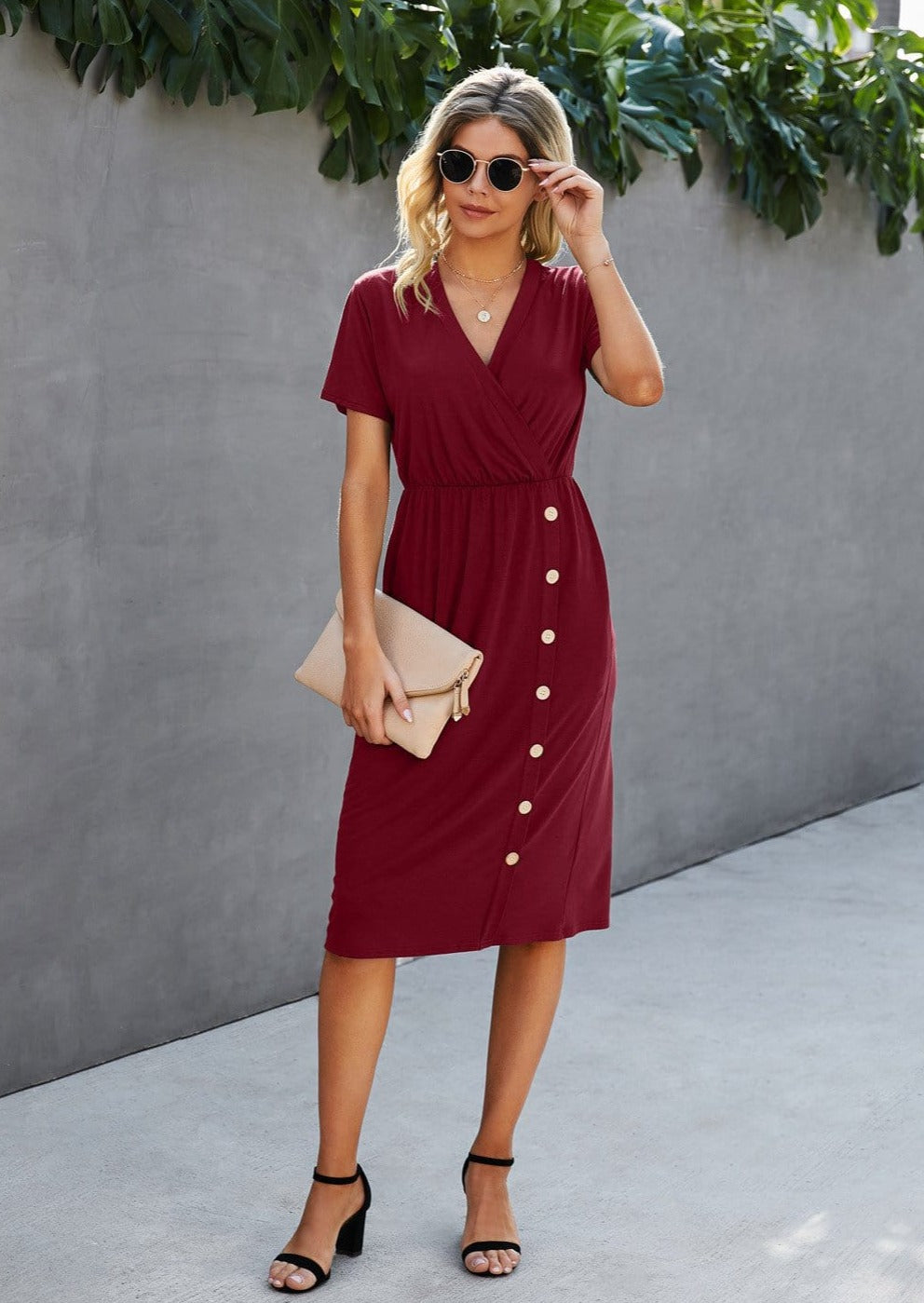 Vestido con detalle de botones y escote cruzado 