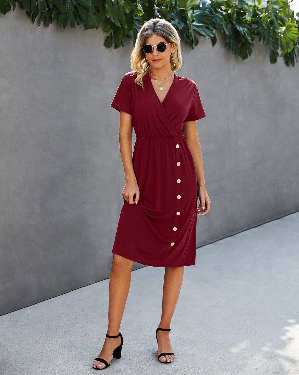 Vestido con detalle de botones y escote cruzado 