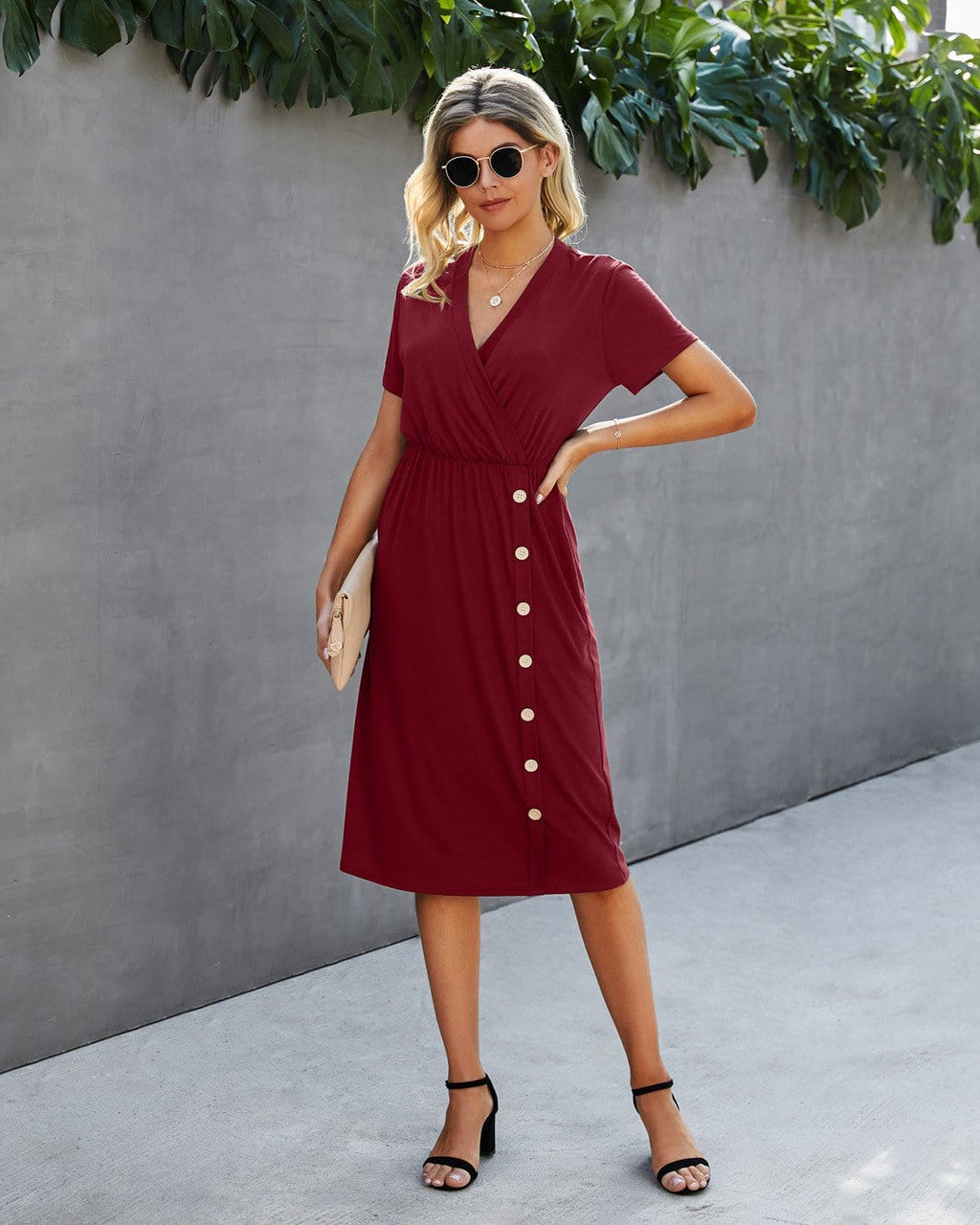 Vestido con detalle de botones y escote cruzado 