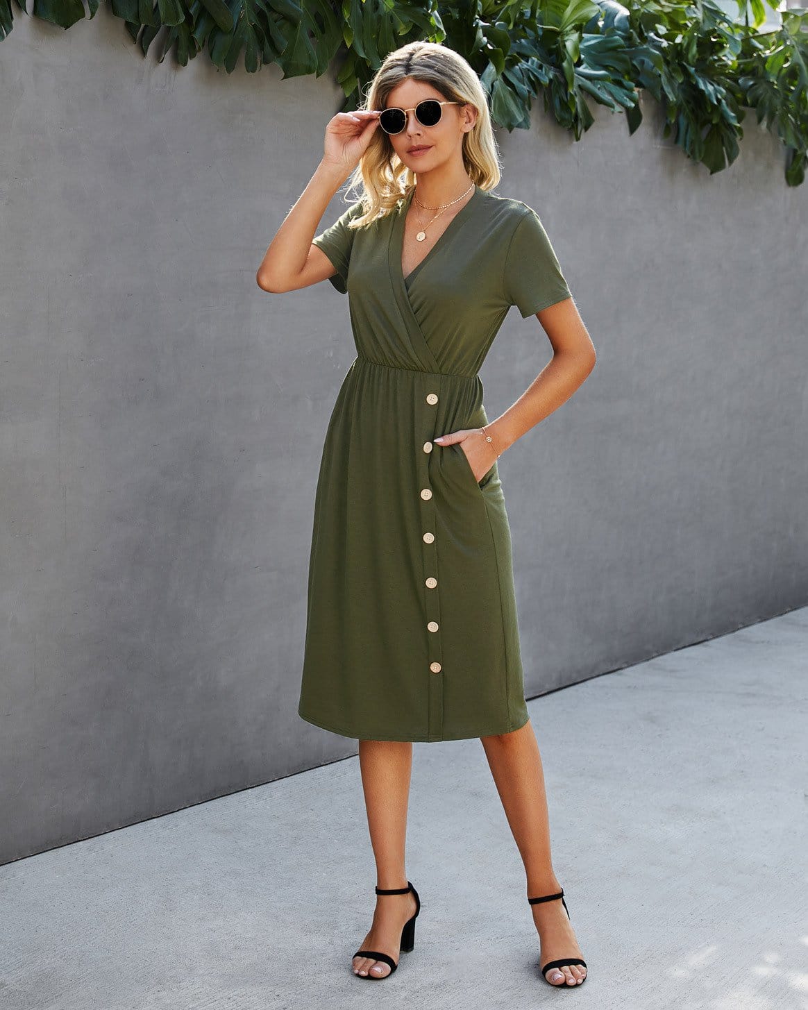 Vestido con detalle de botones y escote cruzado 