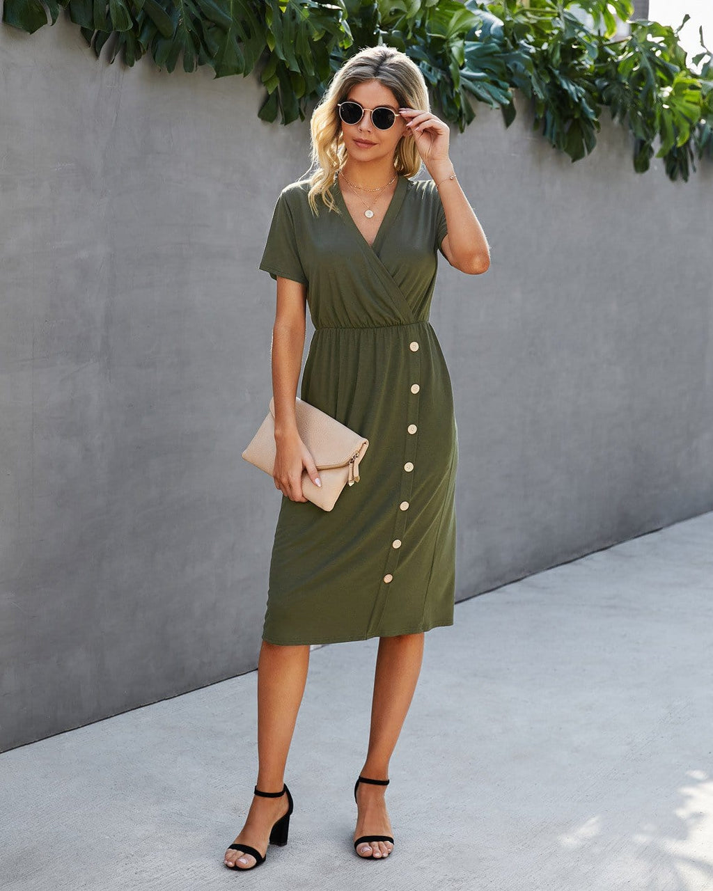 Vestido con detalle de botones y escote cruzado 