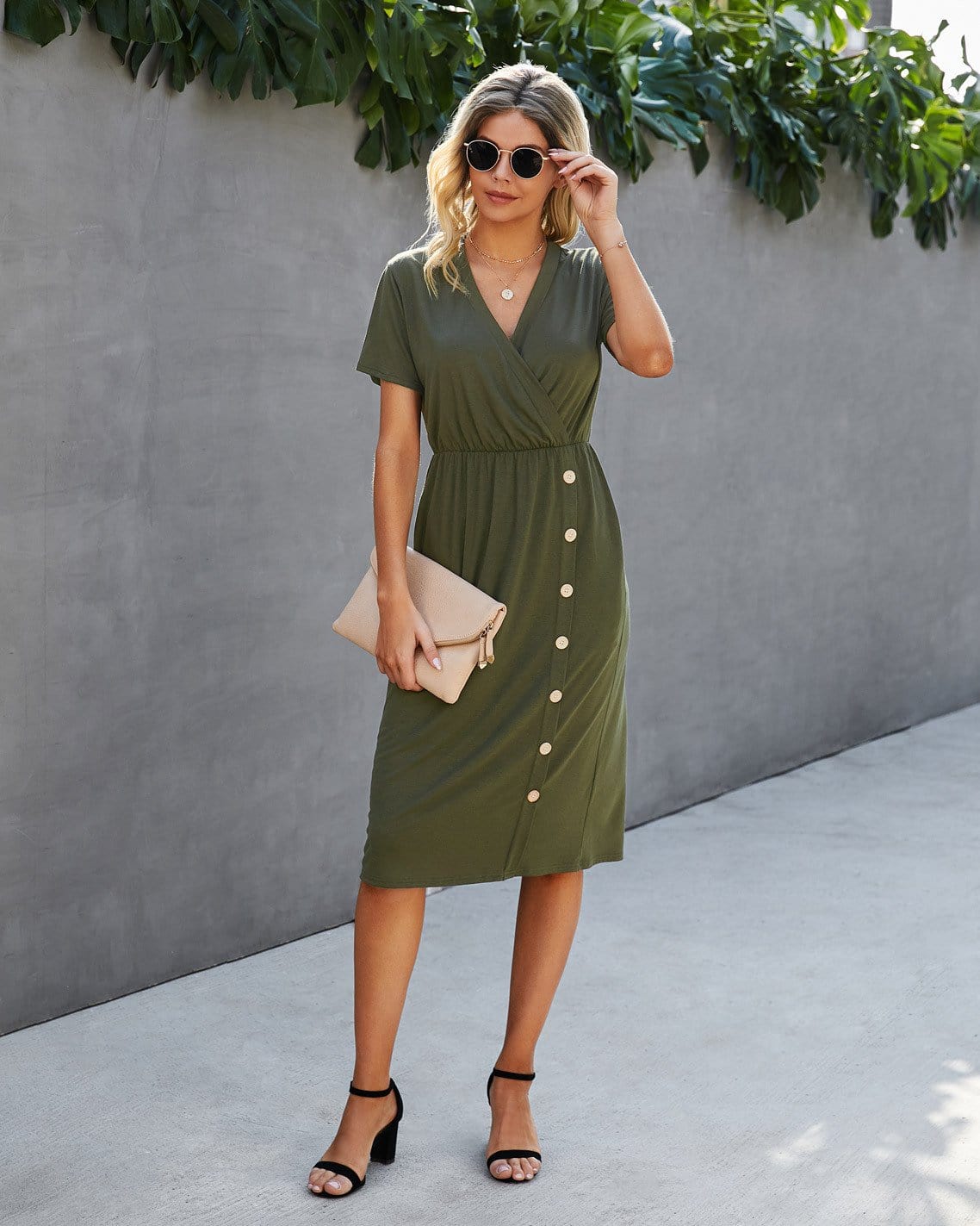 Vestido con detalle de botones y escote cruzado 