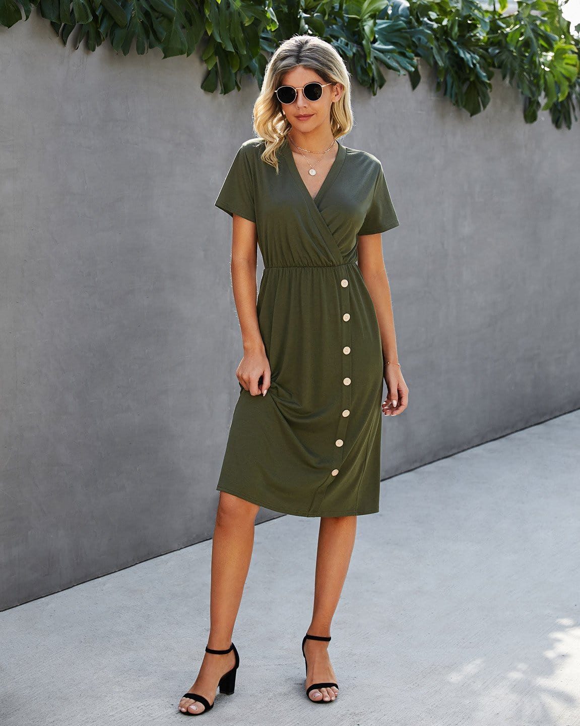 Vestido con detalle de botones y escote cruzado 