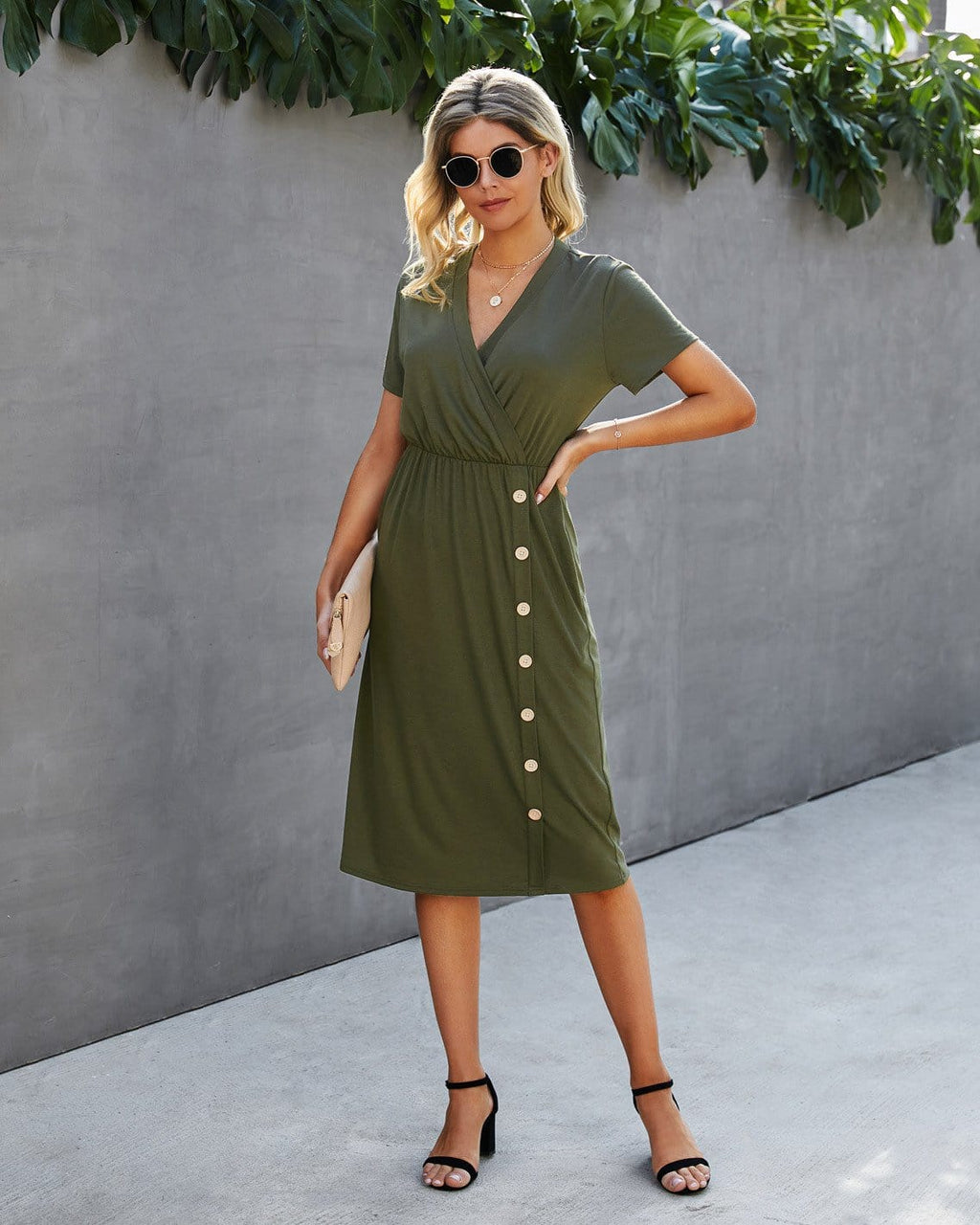 Vestido con detalle de botones y escote cruzado 