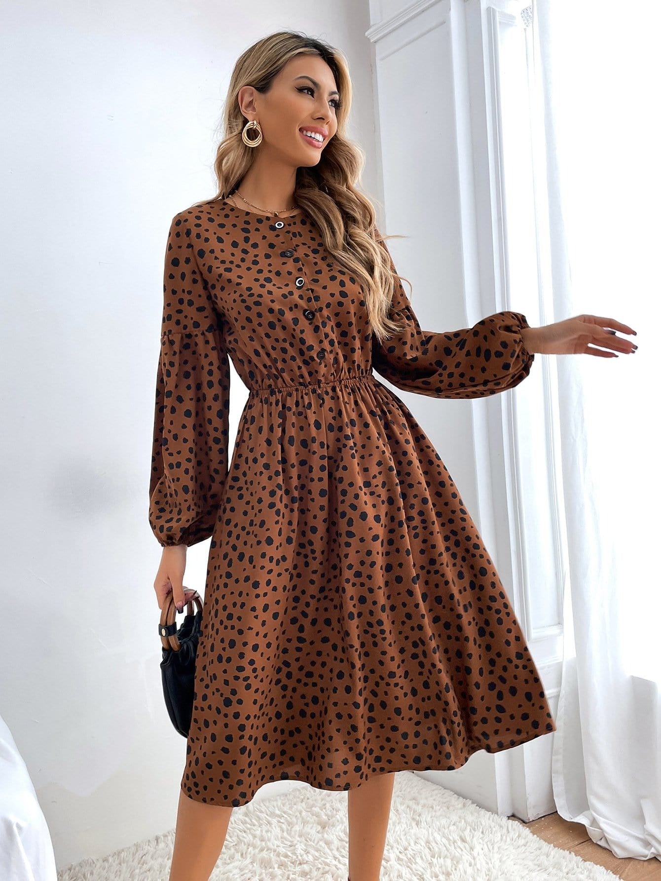 Vestido con estampado de guepardo y botones en la parte delantera
