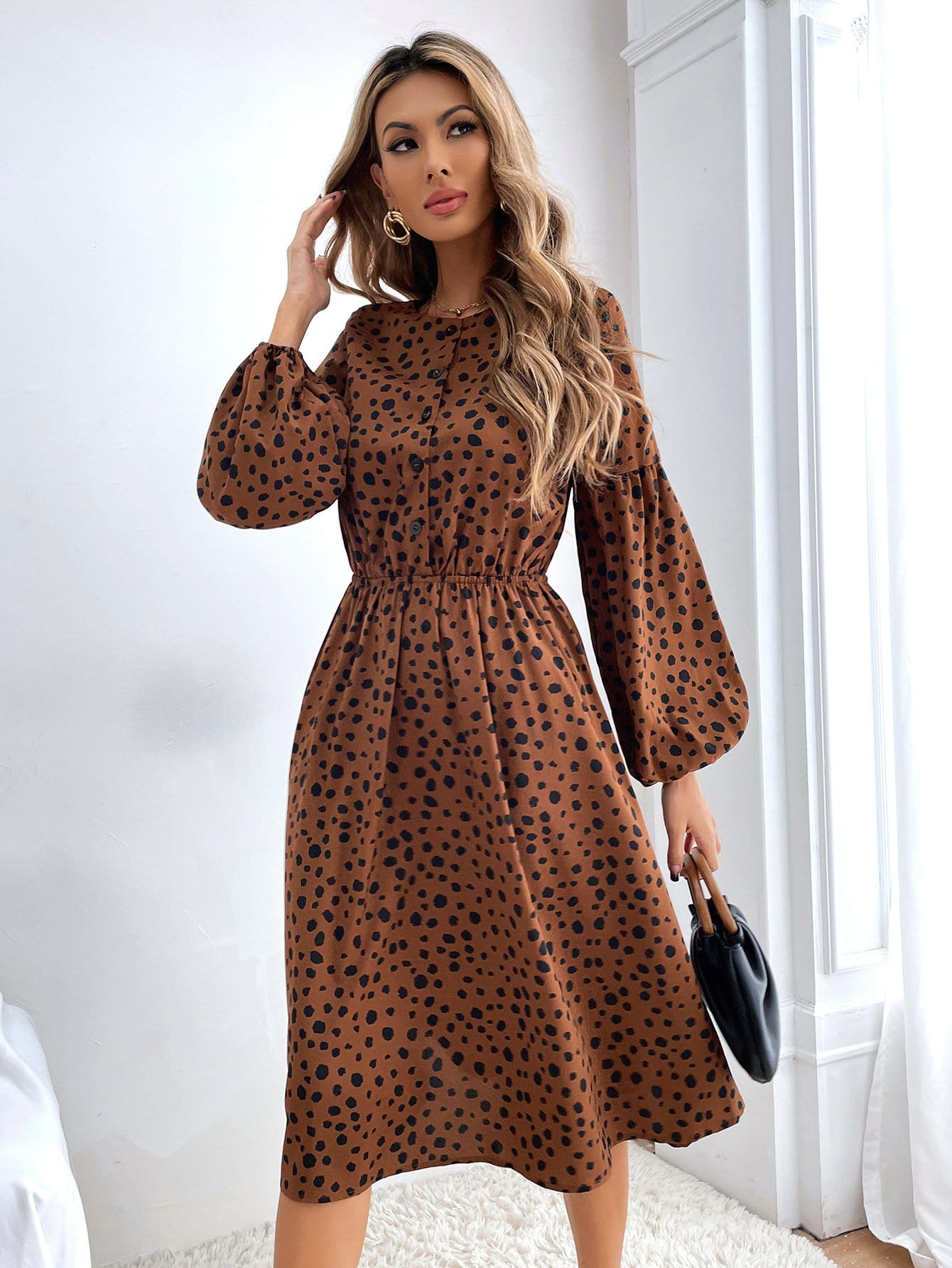 Vestido con estampado de guepardo y botones en la parte delantera